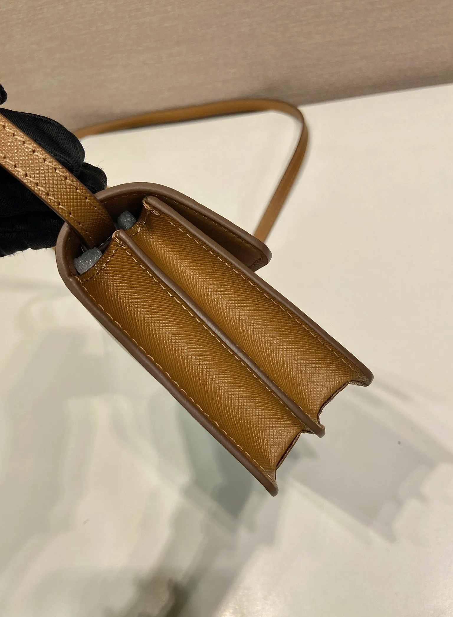 💰1260🎉New handbag🎉1BD386 mini🎉🎉 This mini handbag is made of Saffano cow leather. The structured silhouette features interior pockets and card slots, and the signature metal triangle adorns the closure. Equipped with an adjustable and detachable long shoulder strap and an imported sheepskin lining, it has enough space to easily go out on the street👍👍Another popular style that will never go out of style, get it now🎉🎉 Length 24.5x Height 18.5x Bottom 11cm🎉🎉🎉👏👏👏