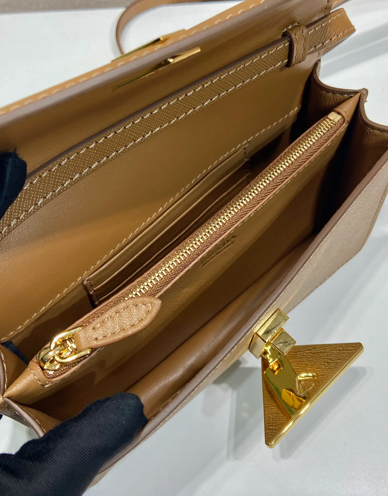 💰1260🎉New handbag🎉1BD386 mini🎉🎉 This mini handbag is made of Saffano cow leather. The structured silhouette features interior pockets and card slots, and the signature metal triangle adorns the closure. Equipped with an adjustable and detachable long shoulder strap and an imported sheepskin lining, it has enough space to easily go out on the street👍👍Another popular style that will never go out of style, get it now🎉🎉 Length 24.5x Height 18.5x Bottom 11cm🎉🎉🎉👏👏👏
