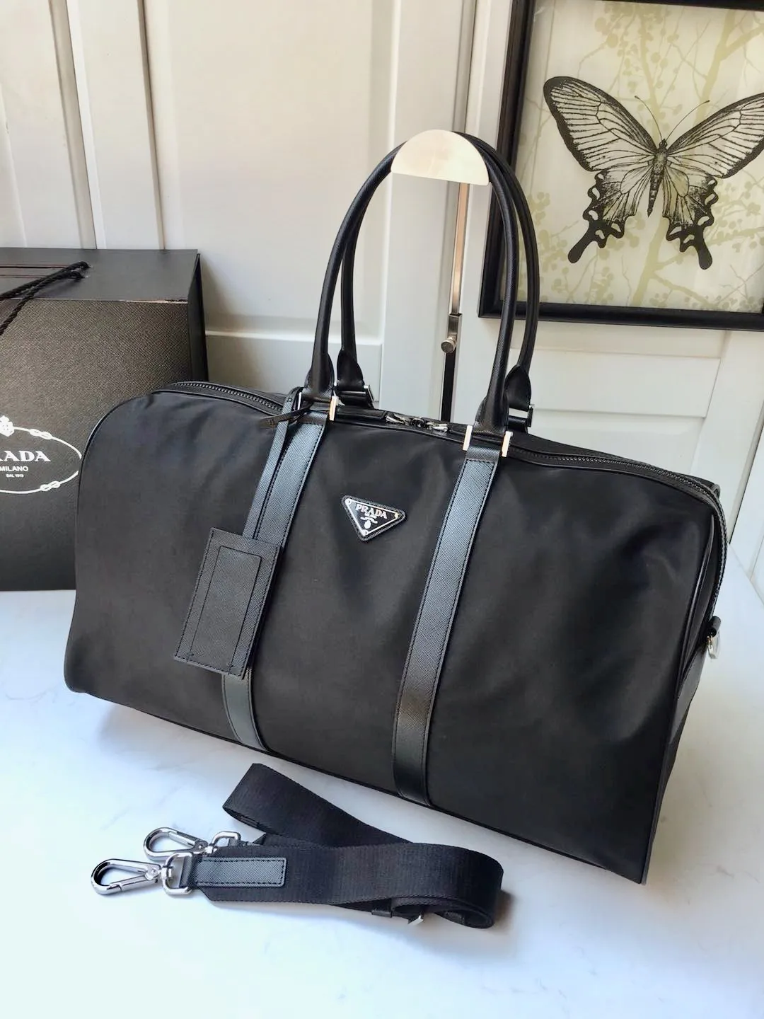 💰1260🔆Classic travel bag🔆1V19S🤙🤙Made of imported parachute fabric👏🏻👏🏻, top-grade hardware🤙🤙This classic travel bag is full of modern design, a timeless classic that never goes out of style, and the body of the bag is decorated with the iconic triangular metal logo. Lightweight and practical, a must-have for travel👏🏻👏🏻Length 48x Height 26x Bottom 16.5cm🤙🤙🤙💰💰💰