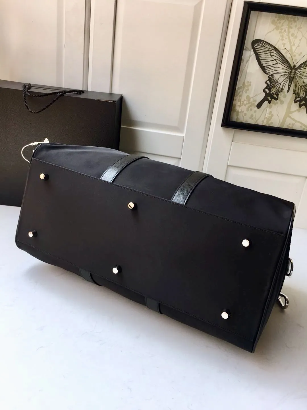 💰1260🔆Classic travel bag🔆1V19S🤙🤙Made of imported parachute fabric👏🏻👏🏻, top-grade hardware🤙🤙This classic travel bag is full of modern design, a timeless classic that never goes out of style, and the body of the bag is decorated with the iconic triangular metal logo. Lightweight and practical, a must-have for travel👏🏻👏🏻Length 48x Height 26x Bottom 16.5cm🤙🤙🤙💰💰💰