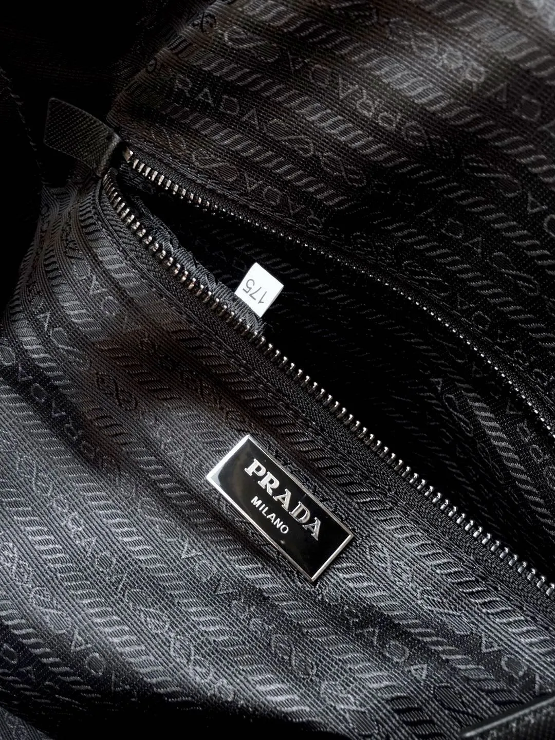 💰1260🔆Classic travel bag🔆1V19S🤙🤙Made of imported parachute fabric👏🏻👏🏻, top-grade hardware🤙🤙This classic travel bag is full of modern design, a timeless classic that never goes out of style, and the body of the bag is decorated with the iconic triangular metal logo. Lightweight and practical, a must-have for travel👏🏻👏🏻Length 48x Height 26x Bottom 16.5cm🤙🤙🤙💰💰💰