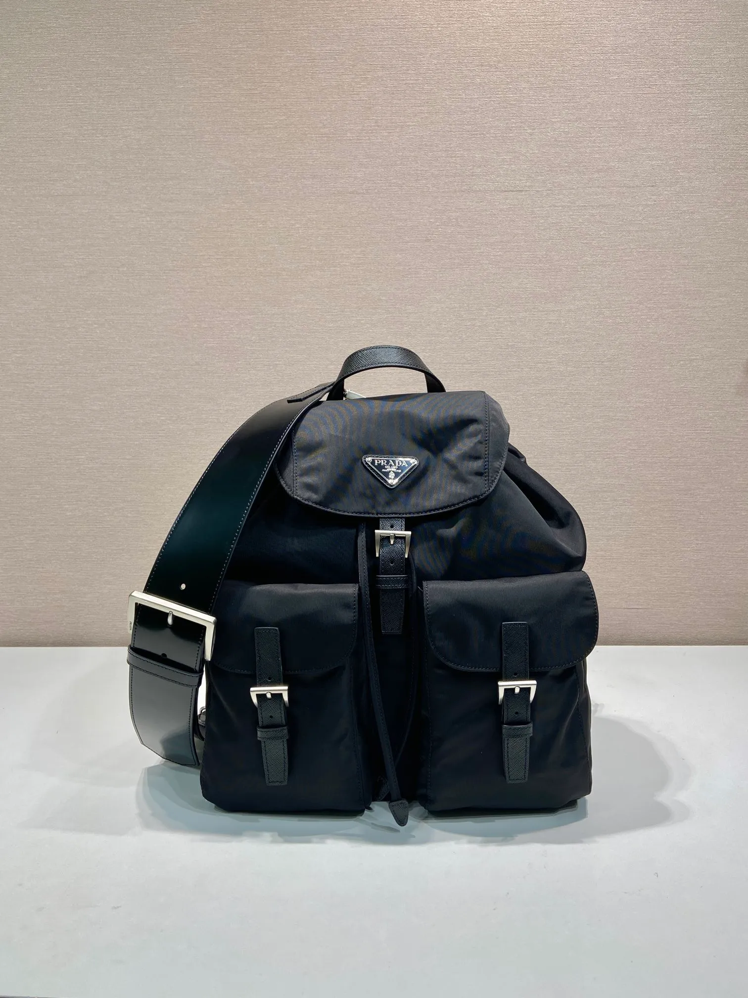 💰1460🎉New Backpack🎉2VZ110 Glossy Shoulder Backpack🎉🎉 This Re-Nylon backpack is designed with classic nylon fabric, retro nostalgic hardware, and integrated with innovative and practical elements, presenting a refined and timeless style. Equipped with a detachable glossy shoulder strap, it can be used interchangeably on different occasions. The upper body effect is very fashionable and elegant. It is also a popular backpack among Internet celebrities. Hurry up and get it. Length 34x height 39x bottom 15cm🎉🎉🎉🎉👏👏👏