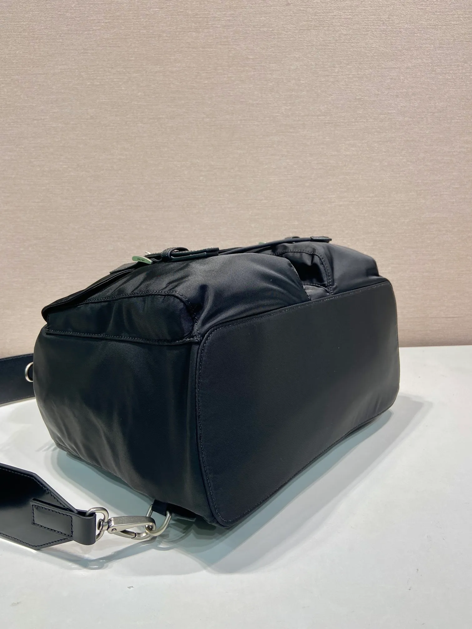 💰1460🎉New Backpack🎉2VZ110 Glossy Shoulder Backpack🎉🎉 This Re-Nylon backpack is designed with classic nylon fabric, retro nostalgic hardware, and integrated with innovative and practical elements, presenting a refined and timeless style. Equipped with a detachable glossy shoulder strap, it can be used interchangeably on different occasions. The upper body effect is very fashionable and elegant. It is also a popular backpack among Internet celebrities. Hurry up and get it. Length 34x height 39x bottom 15cm🎉🎉🎉🎉👏👏👏