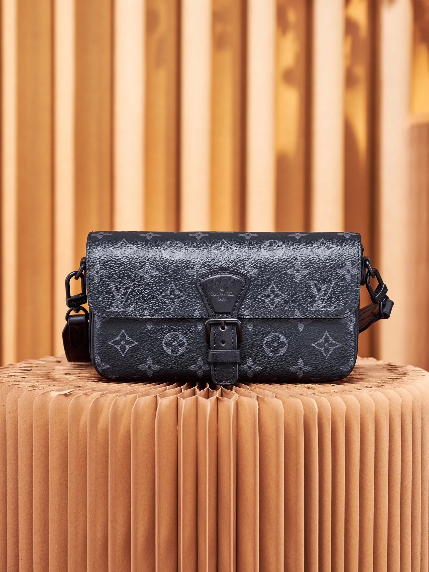 P¥700👉nfc dynamic chip version👈【Top inspection-free all-steel hardware】This Montsouris mini handbag draws inspiration from the 1994 Montsouris handbag. It is made of Monogram Eclipse canvas to present a slender configuration, and the iconic buckle on the front is equipped with a magnetic buckle. It has multiple interior pockets and compartments, and a detachable and adjustable shoulder strap for easy shoulder or cross-body wear. Monogram Eclipse coated canvas, cow leather trim, fabric lining, metal hardware, compartment, interior patch pocket, magnetic flap closure, shoulder strap: removable and adjustable! ! Model: M83567; Size: 22x12x6CM