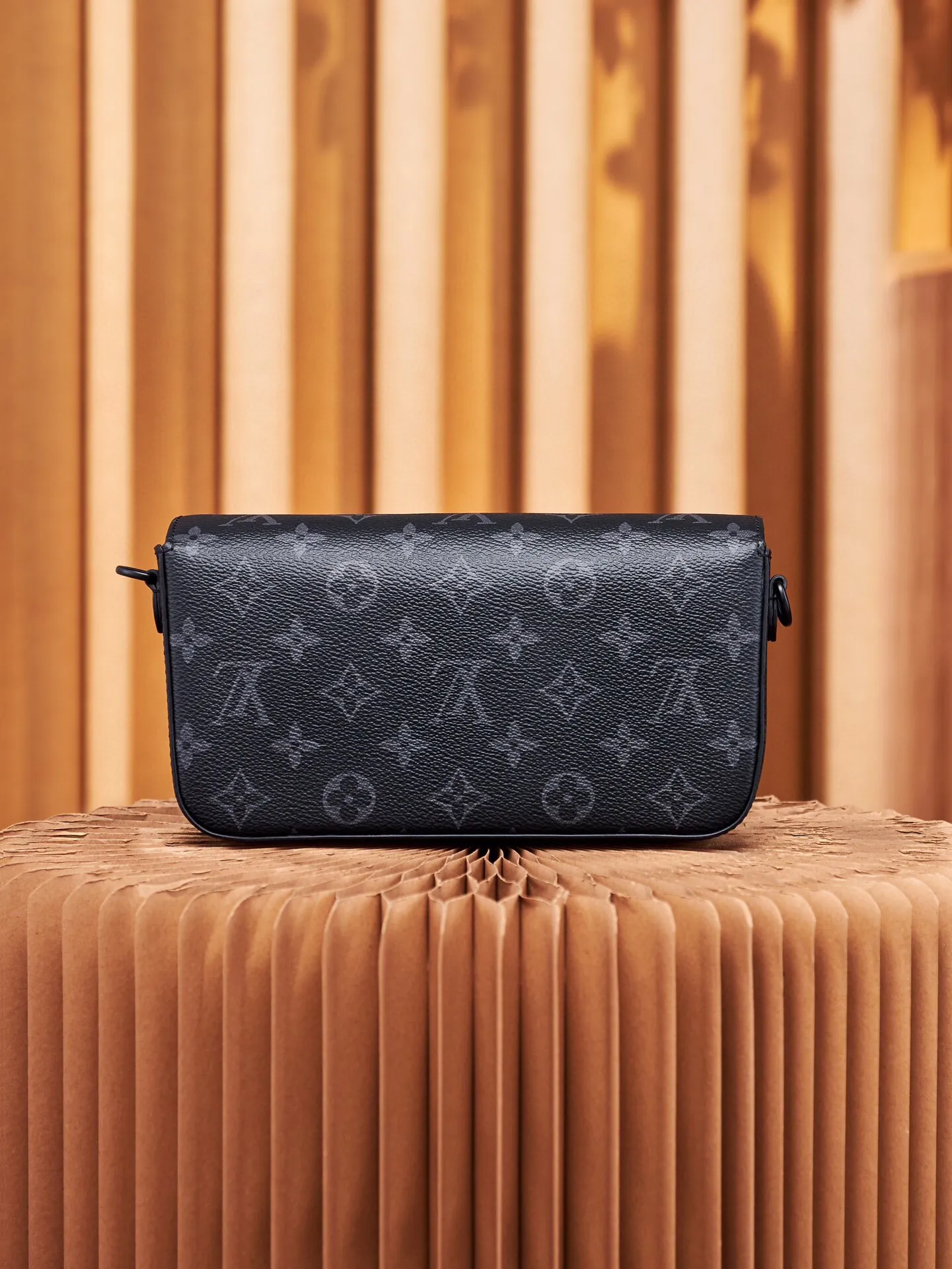 P¥700👉nfc dynamic chip version👈【Top inspection-free all-steel hardware】This Montsouris mini handbag draws inspiration from the 1994 Montsouris handbag. It is made of Monogram Eclipse canvas to present a slender configuration, and the iconic buckle on the front is equipped with a magnetic buckle. It has multiple interior pockets and compartments, and a detachable and adjustable shoulder strap for easy shoulder or cross-body wear. Monogram Eclipse coated canvas, cow leather trim, fabric lining, metal hardware, compartment, interior patch pocket, magnetic flap closure, shoulder strap: removable and adjustable! ! Model: M83567; Size: 22x12x6CM