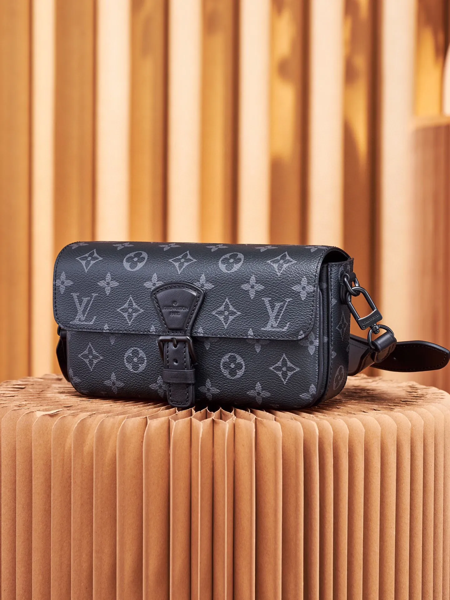 P¥700👉nfc dynamic chip version👈【Top inspection-free all-steel hardware】This Montsouris mini handbag draws inspiration from the 1994 Montsouris handbag. It is made of Monogram Eclipse canvas to present a slender configuration, and the iconic buckle on the front is equipped with a magnetic buckle. It has multiple interior pockets and compartments, and a detachable and adjustable shoulder strap for easy shoulder or cross-body wear. Monogram Eclipse coated canvas, cow leather trim, fabric lining, metal hardware, compartment, interior patch pocket, magnetic flap closure, shoulder strap: removable and adjustable! ! Model: M83567; Size: 22x12x6CM