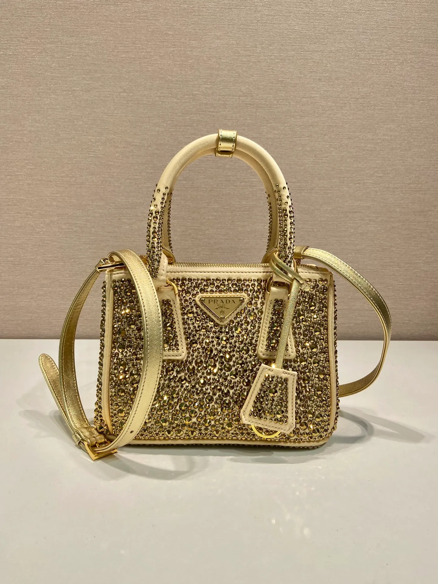 💰1700🎉Crystal killer bag🎉1BA906🎉🎉 This crystal killer bag is made of a combination of imported imitation crystal and satin materials, with an enamel-coated metal triangle logo decorated with a double zipper pocket design. The top handle and long shoulder strap are removable and adjustable. So cute😍, the effect of bling bling is very eye-catching, easy to create a large space🎉🎉Cute and cool, don’t you feel excited😙😙, beauties. Get it now. So beautiful, so in love😋😋 Length 20x height 15x9.5cm🎉🎉🎉👏👏👏