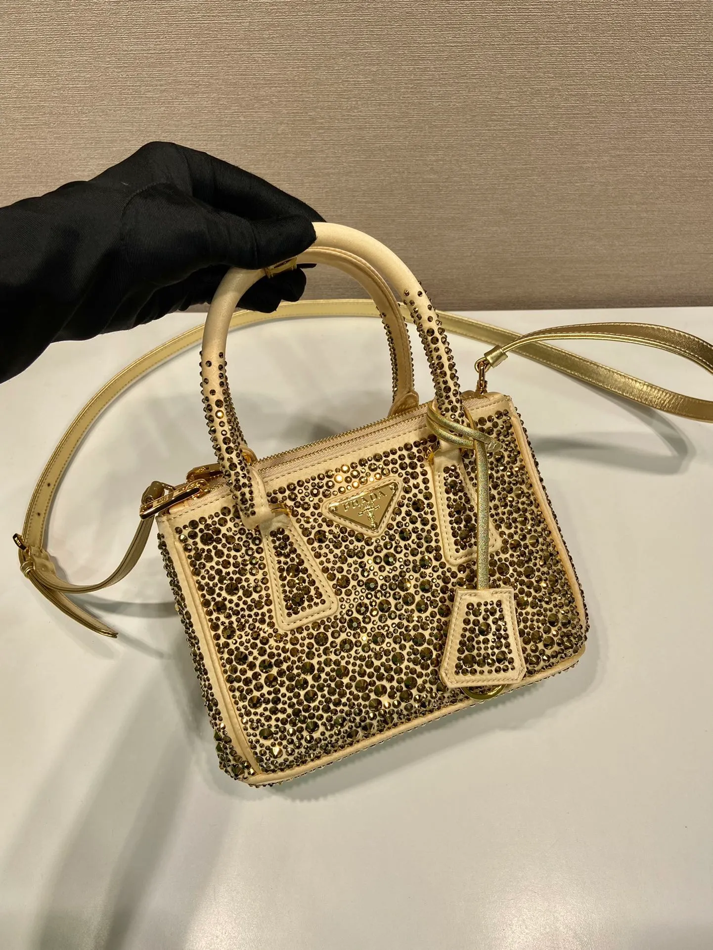 💰1700🎉Crystal killer bag🎉1BA906🎉🎉 This crystal killer bag is made of a combination of imported imitation crystal and satin materials, with an enamel-coated metal triangle logo decorated with a double zipper pocket design. The top handle and long shoulder strap are removable and adjustable. So cute😍, the effect of bling bling is very eye-catching, easy to create a large space🎉🎉Cute and cool, don’t you feel excited😙😙, beauties. Get it now. So beautiful, so in love😋😋 Length 20x height 15x9.5cm🎉🎉🎉👏👏👏