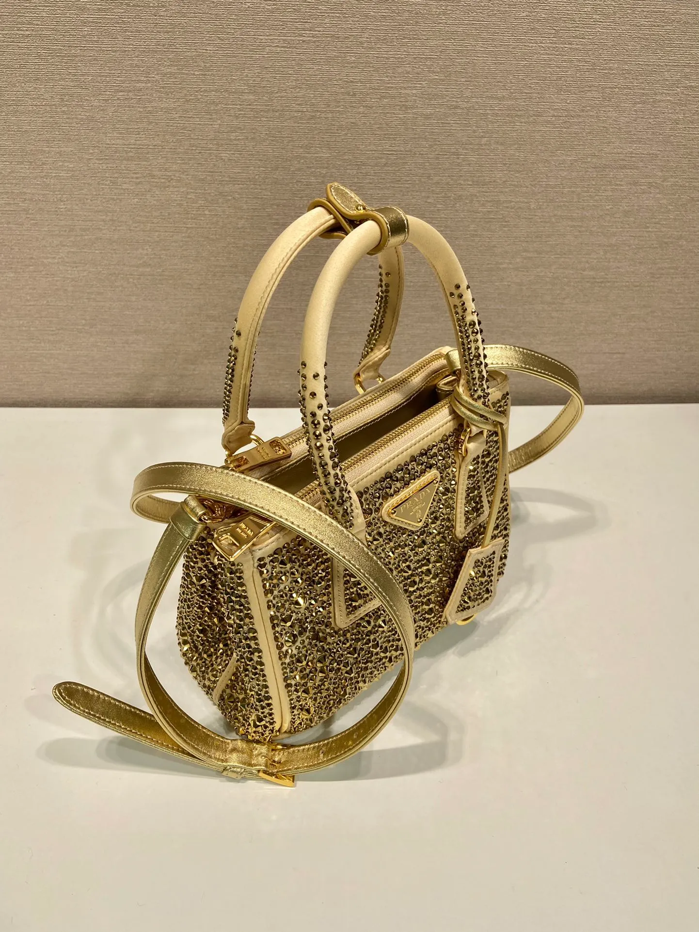 💰1700🎉Crystal killer bag🎉1BA906🎉🎉 This crystal killer bag is made of a combination of imported imitation crystal and satin materials, with an enamel-coated metal triangle logo decorated with a double zipper pocket design. The top handle and long shoulder strap are removable and adjustable. So cute😍, the effect of bling bling is very eye-catching, easy to create a large space🎉🎉Cute and cool, don’t you feel excited😙😙, beauties. Get it now. So beautiful, so in love😋😋 Length 20x height 15x9.5cm🎉🎉🎉👏👏👏