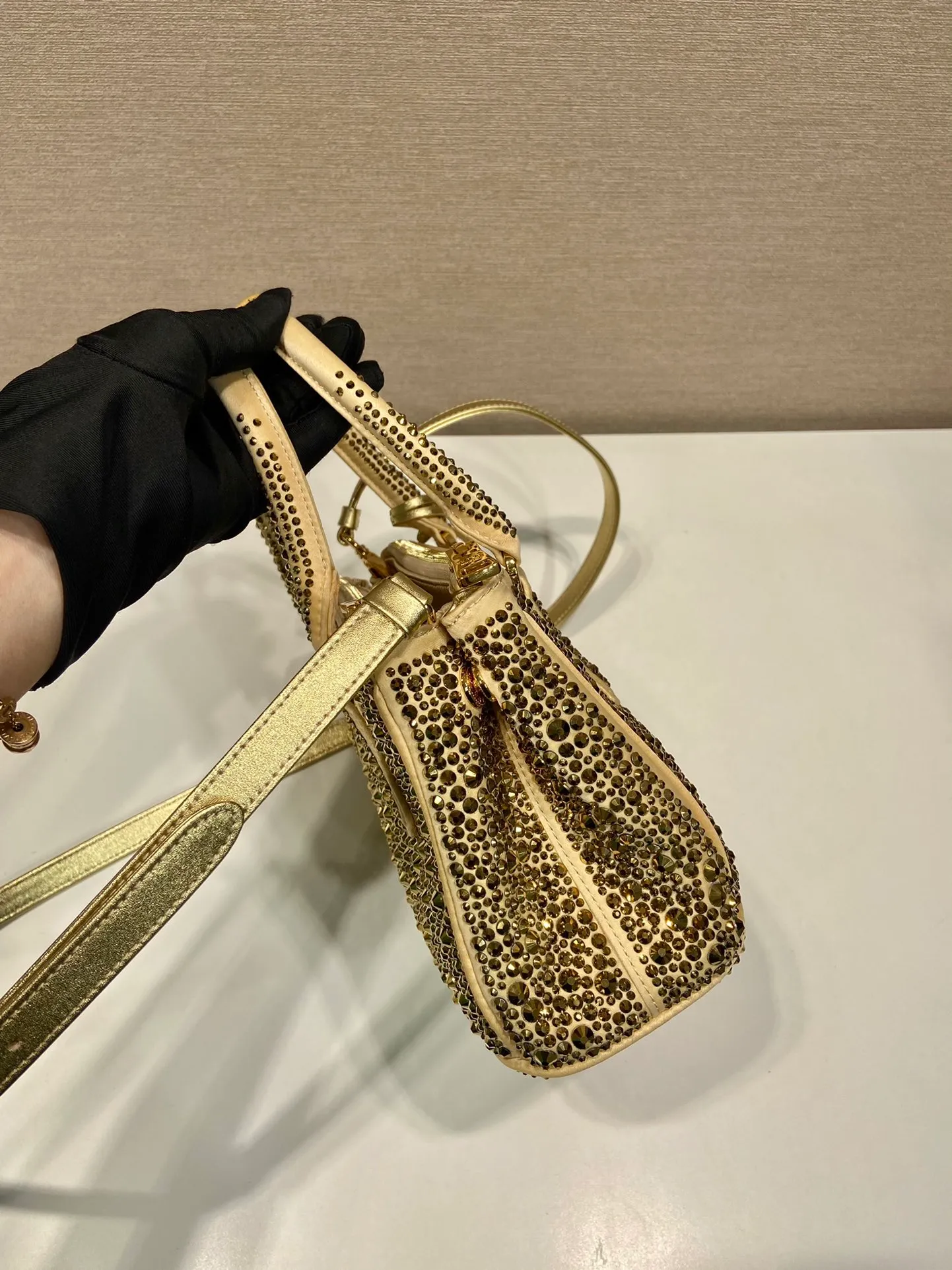💰1700🎉Crystal killer bag🎉1BA906🎉🎉 This crystal killer bag is made of a combination of imported imitation crystal and satin materials, with an enamel-coated metal triangle logo decorated with a double zipper pocket design. The top handle and long shoulder strap are removable and adjustable. So cute😍, the effect of bling bling is very eye-catching, easy to create a large space🎉🎉Cute and cool, don’t you feel excited😙😙, beauties. Get it now. So beautiful, so in love😋😋 Length 20x height 15x9.5cm🎉🎉🎉👏👏👏