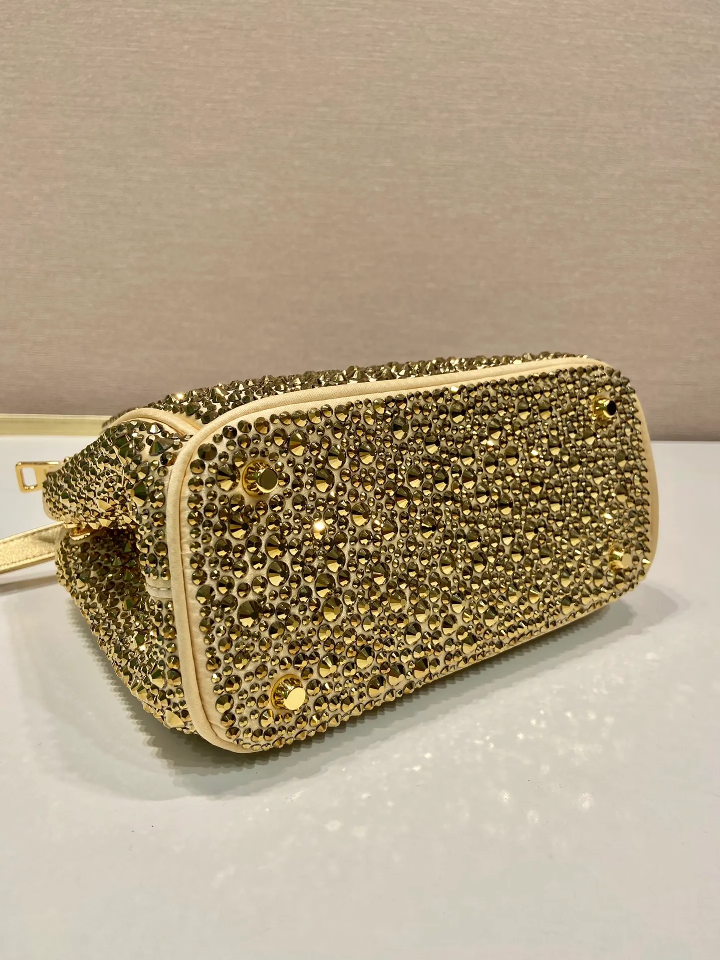 💰1700🎉Crystal killer bag🎉1BA906🎉🎉 This crystal killer bag is made of a combination of imported imitation crystal and satin materials, with an enamel-coated metal triangle logo decorated with a double zipper pocket design. The top handle and long shoulder strap are removable and adjustable. So cute😍, the effect of bling bling is very eye-catching, easy to create a large space🎉🎉Cute and cool, don’t you feel excited😙😙, beauties. Get it now. So beautiful, so in love😋😋 Length 20x height 15x9.5cm🎉🎉🎉👏👏👏