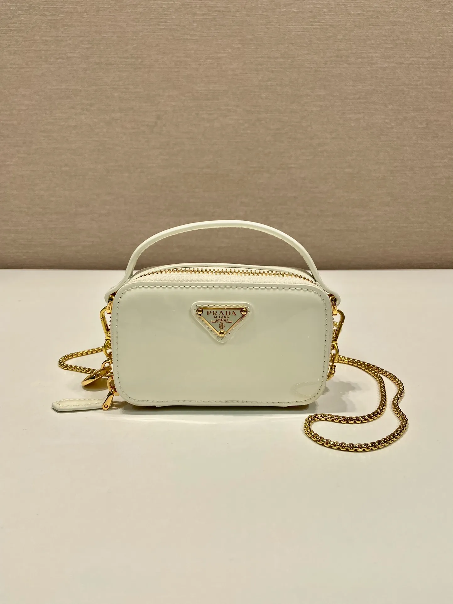 💰960🎉Mini cross-body bag🎉1NR025 mini size🎉🎉 This exquisite patent leather mini bag presents smooth and harmonious lines. Featuring leather handles and a detachable chain shoulder strap, featuring the signature triangle logo in enameled metal. My wife is lovely and worth having. Hurry up and get it🎉🎉Length 11x Height 6.5x Bottom 2.5cm🎉🎉👏👏