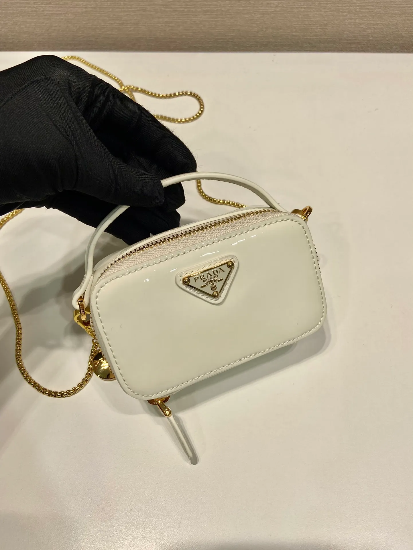 💰960🎉Mini cross-body bag🎉1NR025 mini size🎉🎉 This exquisite patent leather mini bag presents smooth and harmonious lines. Featuring leather handles and a detachable chain shoulder strap, featuring the signature triangle logo in enameled metal. My wife is lovely and worth having. Hurry up and get it🎉🎉Length 11x Height 6.5x Bottom 2.5cm🎉🎉👏👏