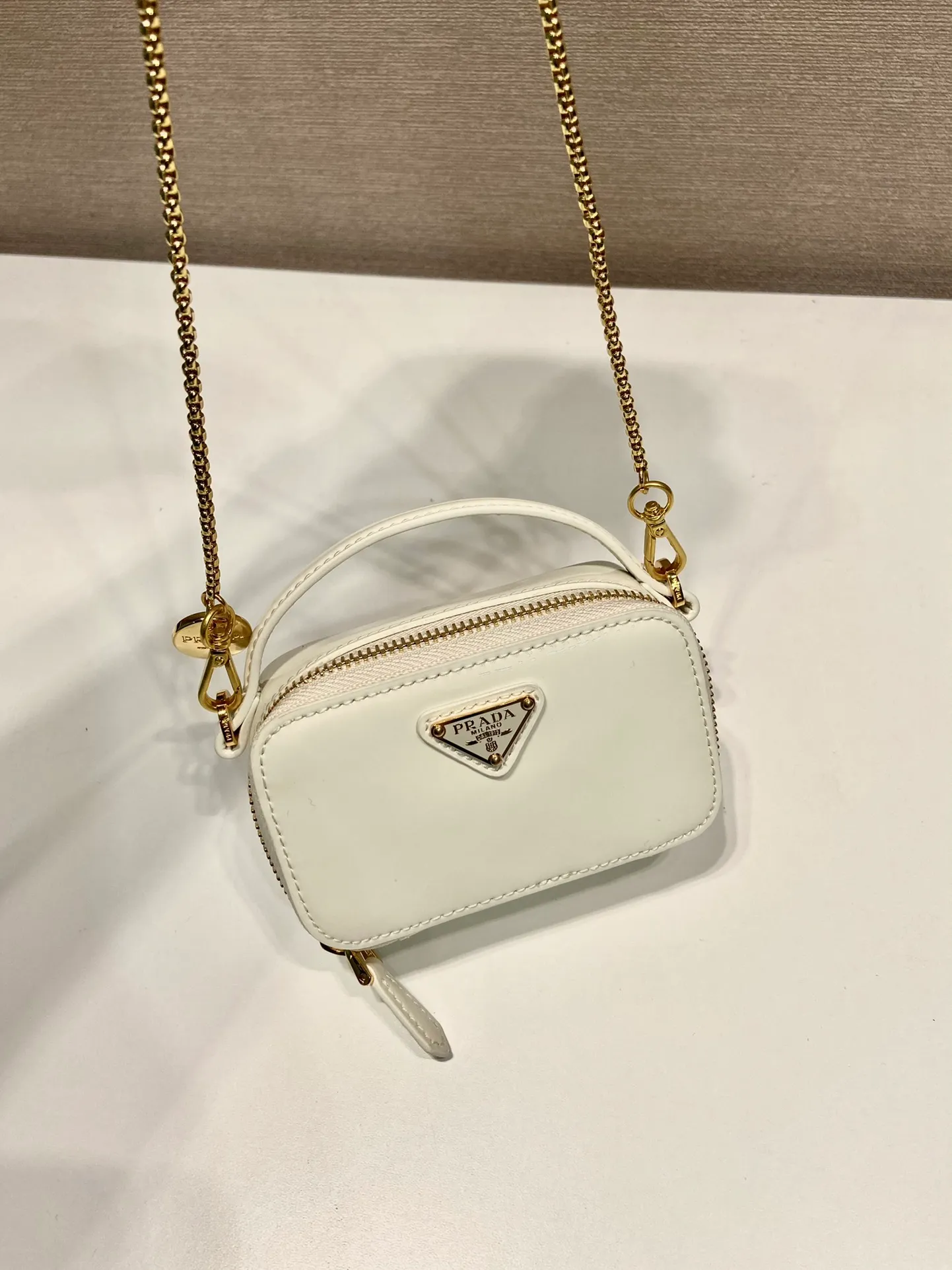 💰960🎉Mini cross-body bag🎉1NR025 mini size🎉🎉 This exquisite patent leather mini bag presents smooth and harmonious lines. Featuring leather handles and a detachable chain shoulder strap, featuring the signature triangle logo in enameled metal. My wife is lovely and worth having. Hurry up and get it🎉🎉Length 11x Height 6.5x Bottom 2.5cm🎉🎉👏👏