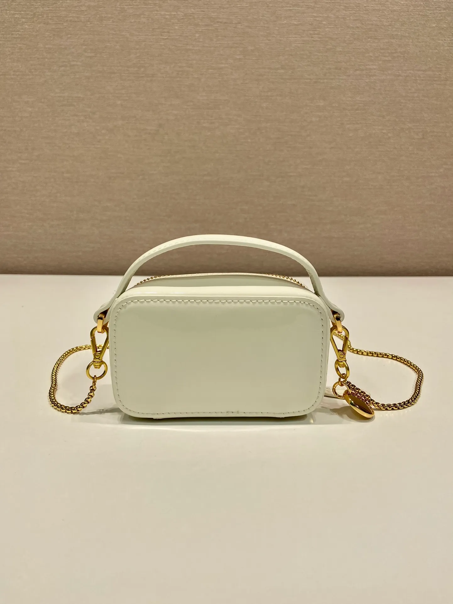 💰960🎉Mini cross-body bag🎉1NR025 mini size🎉🎉 This exquisite patent leather mini bag presents smooth and harmonious lines. Featuring leather handles and a detachable chain shoulder strap, featuring the signature triangle logo in enameled metal. My wife is lovely and worth having. Hurry up and get it🎉🎉Length 11x Height 6.5x Bottom 2.5cm🎉🎉👏👏