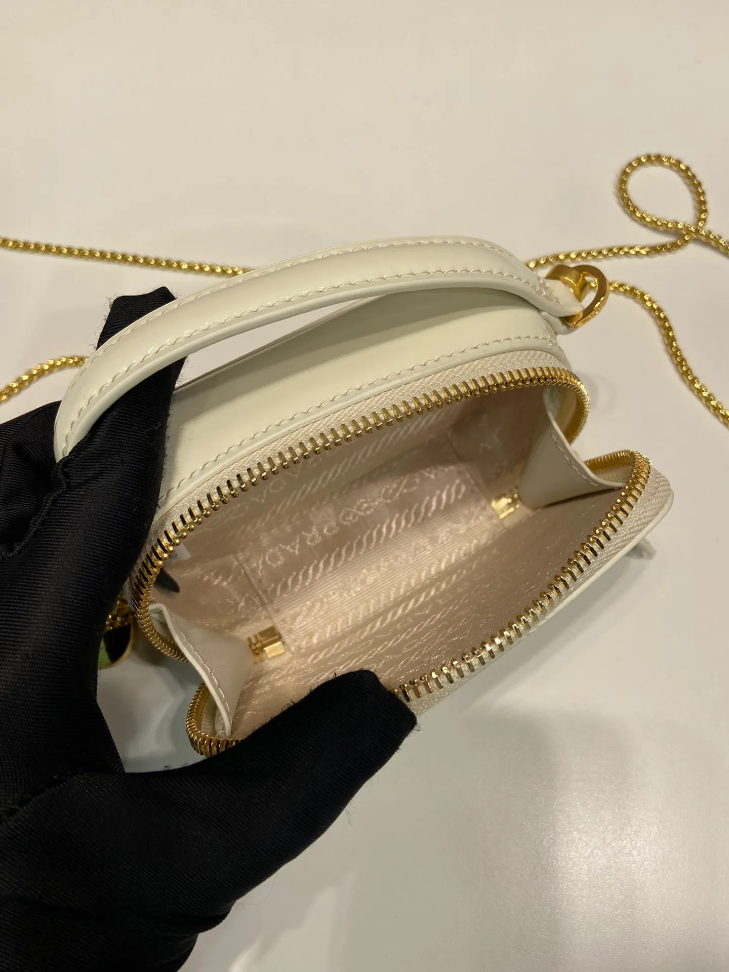 💰960🎉Mini cross-body bag🎉1NR025 mini size🎉🎉 This exquisite patent leather mini bag presents smooth and harmonious lines. Featuring leather handles and a detachable chain shoulder strap, featuring the signature triangle logo in enameled metal. My wife is lovely and worth having. Hurry up and get it🎉🎉Length 11x Height 6.5x Bottom 2.5cm🎉🎉👏👏