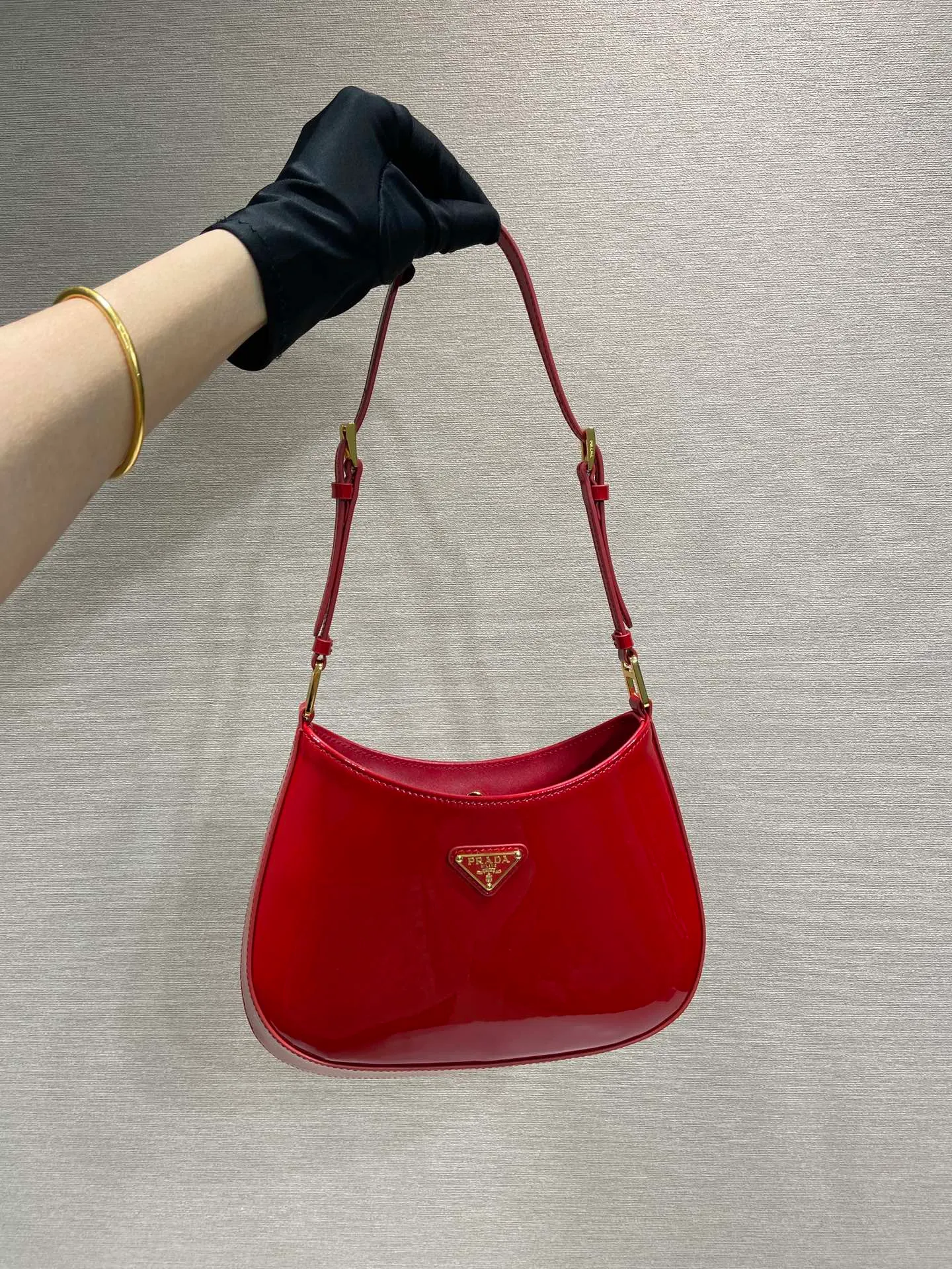 💰1260🎉Patent Leather Armpit Bag🎉🎉1BC169 Patent Leather🎉🎉 This Cheo shoulder bag is made of imported patent leather and is equipped with 2 interchangeable leather shoulder straps for easy shoulder/cross-body design, giving it a refined charm. The special-shaped bag design is cool and fashionable. It has enough capacity and can be packed easily. It’s perfect🎉If you like babies, hurry up and get it🎉🎉Another popular style that will never go out of style🎉🎉 Length 22x Height 18.5x Bottom 4.5cm🎉🎉🎉
