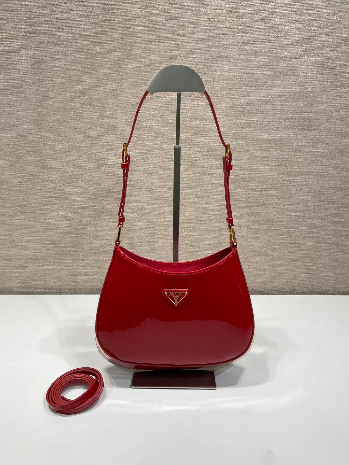 💰1260🎉Patent Leather Armpit Bag🎉🎉1BC169 Patent Leather🎉🎉 This Cheo shoulder bag is made of imported patent leather and is equipped with 2 interchangeable leather shoulder straps for easy shoulder/cross-body design, giving it a refined charm. The special-shaped bag design is cool and fashionable. It has enough capacity and can be packed easily. It’s perfect🎉If you like babies, hurry up and get it🎉🎉Another popular style that will never go out of style🎉🎉 Length 22x Height 18.5x Bottom 4.5cm🎉🎉🎉