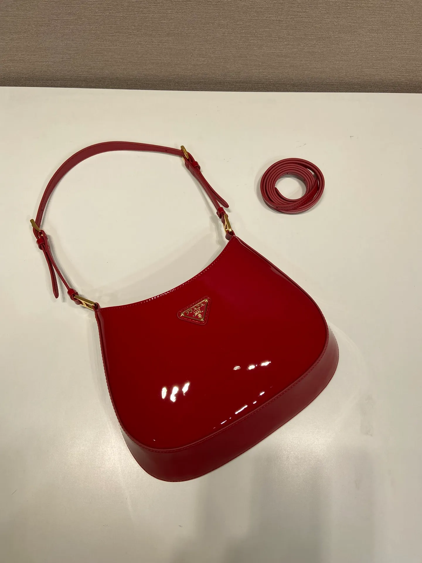 💰1260🎉Patent Leather Armpit Bag🎉🎉1BC169 Patent Leather🎉🎉 This Cheo shoulder bag is made of imported patent leather and is equipped with 2 interchangeable leather shoulder straps for easy shoulder/cross-body design, giving it a refined charm. The special-shaped bag design is cool and fashionable. It has enough capacity and can be packed easily. It’s perfect🎉If you like babies, hurry up and get it🎉🎉Another popular style that will never go out of style🎉🎉 Length 22x Height 18.5x Bottom 4.5cm🎉🎉🎉