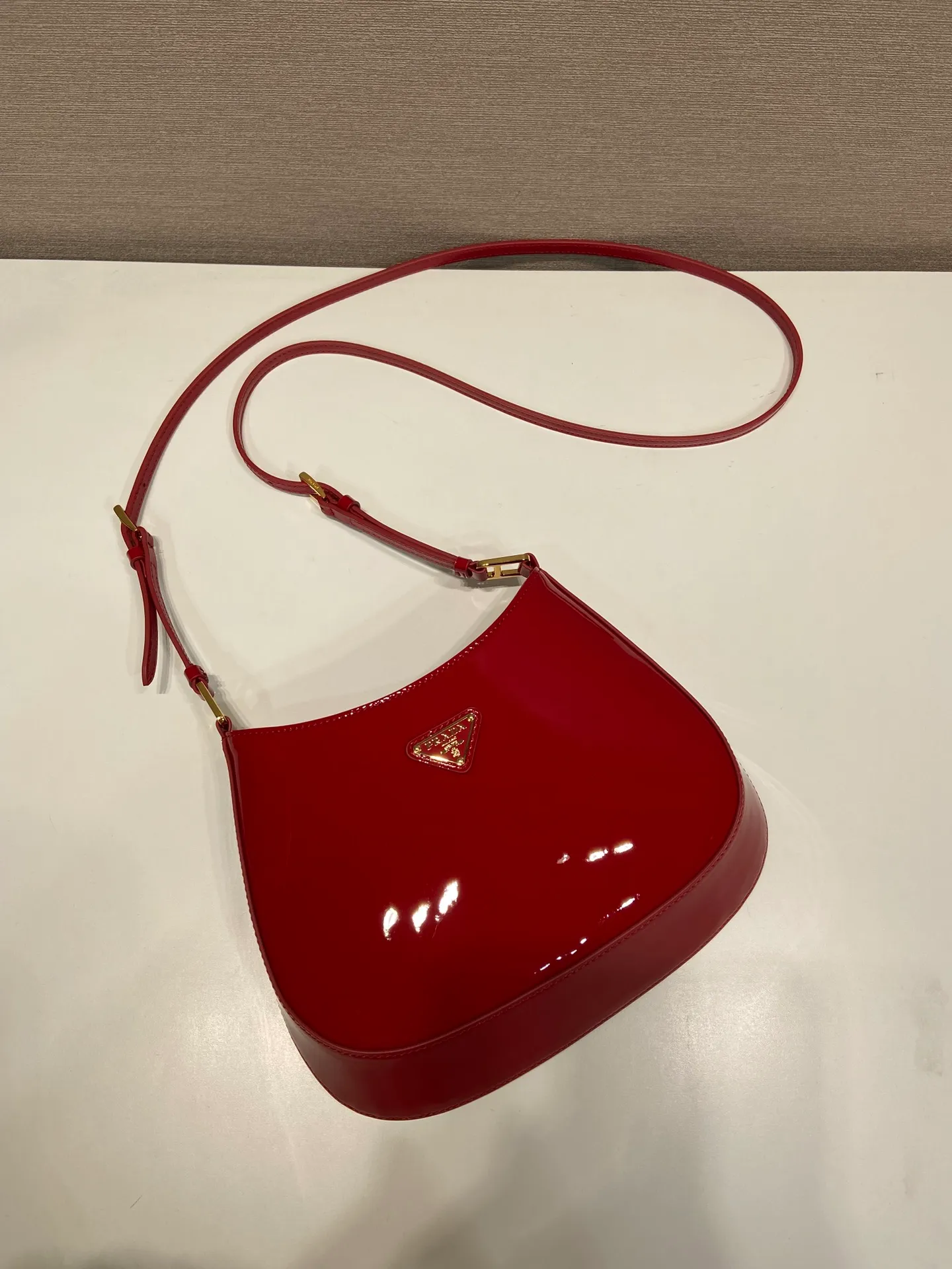 💰1260🎉Patent Leather Armpit Bag🎉🎉1BC169 Patent Leather🎉🎉 This Cheo shoulder bag is made of imported patent leather and is equipped with 2 interchangeable leather shoulder straps for easy shoulder/cross-body design, giving it a refined charm. The special-shaped bag design is cool and fashionable. It has enough capacity and can be packed easily. It’s perfect🎉If you like babies, hurry up and get it🎉🎉Another popular style that will never go out of style🎉🎉 Length 22x Height 18.5x Bottom 4.5cm🎉🎉🎉