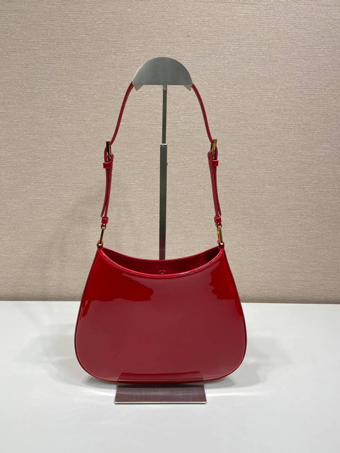 💰1260🎉Patent Leather Armpit Bag🎉🎉1BC169 Patent Leather🎉🎉 This Cheo shoulder bag is made of imported patent leather and is equipped with 2 interchangeable leather shoulder straps for easy shoulder/cross-body design, giving it a refined charm. The special-shaped bag design is cool and fashionable. It has enough capacity and can be packed easily. It’s perfect🎉If you like babies, hurry up and get it🎉🎉Another popular style that will never go out of style🎉🎉 Length 22x Height 18.5x Bottom 4.5cm🎉🎉🎉