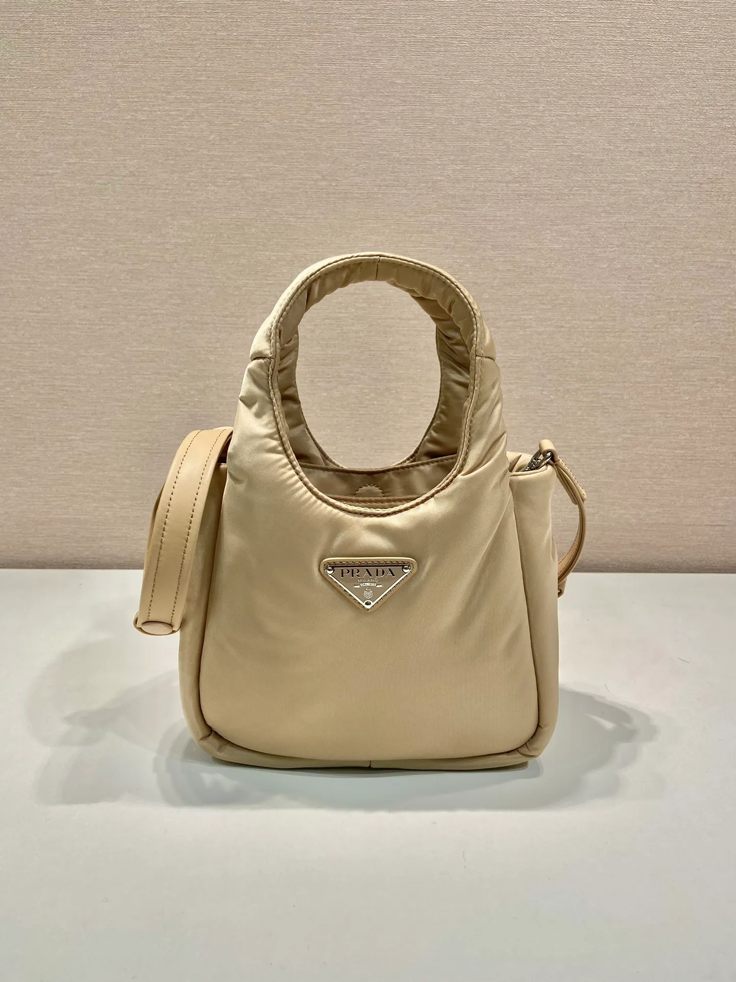 💰1060🎉Mini Tote Bag🎉1BA359 Nylon Fabric🎉🎉 This tote bag style handbag is made of imported nylon fabric, simple and very soft to the touch, casual and fashionable, with double handles and magnetic buckles. Open the bag to reveal the nylon lining and three compartments. The space capacity is very large and lightweight🎉🎉Can be carried on the shoulder🎉🎉If you like babies, hurry up and get it🎉🎉 Length 19x Height 16x Bottom 10cm🎉🎉🎉🍊🍊🍊