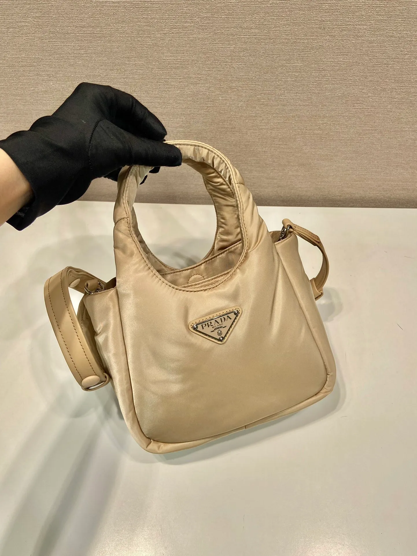 💰1060🎉Mini Tote Bag🎉1BA359 Nylon Fabric🎉🎉 This tote bag style handbag is made of imported nylon fabric, simple and very soft to the touch, casual and fashionable, with double handles and magnetic buckles. Open the bag to reveal the nylon lining and three compartments. The space capacity is very large and lightweight🎉🎉Can be carried on the shoulder🎉🎉If you like babies, hurry up and get it🎉🎉 Length 19x Height 16x Bottom 10cm🎉🎉🎉🍊🍊🍊
