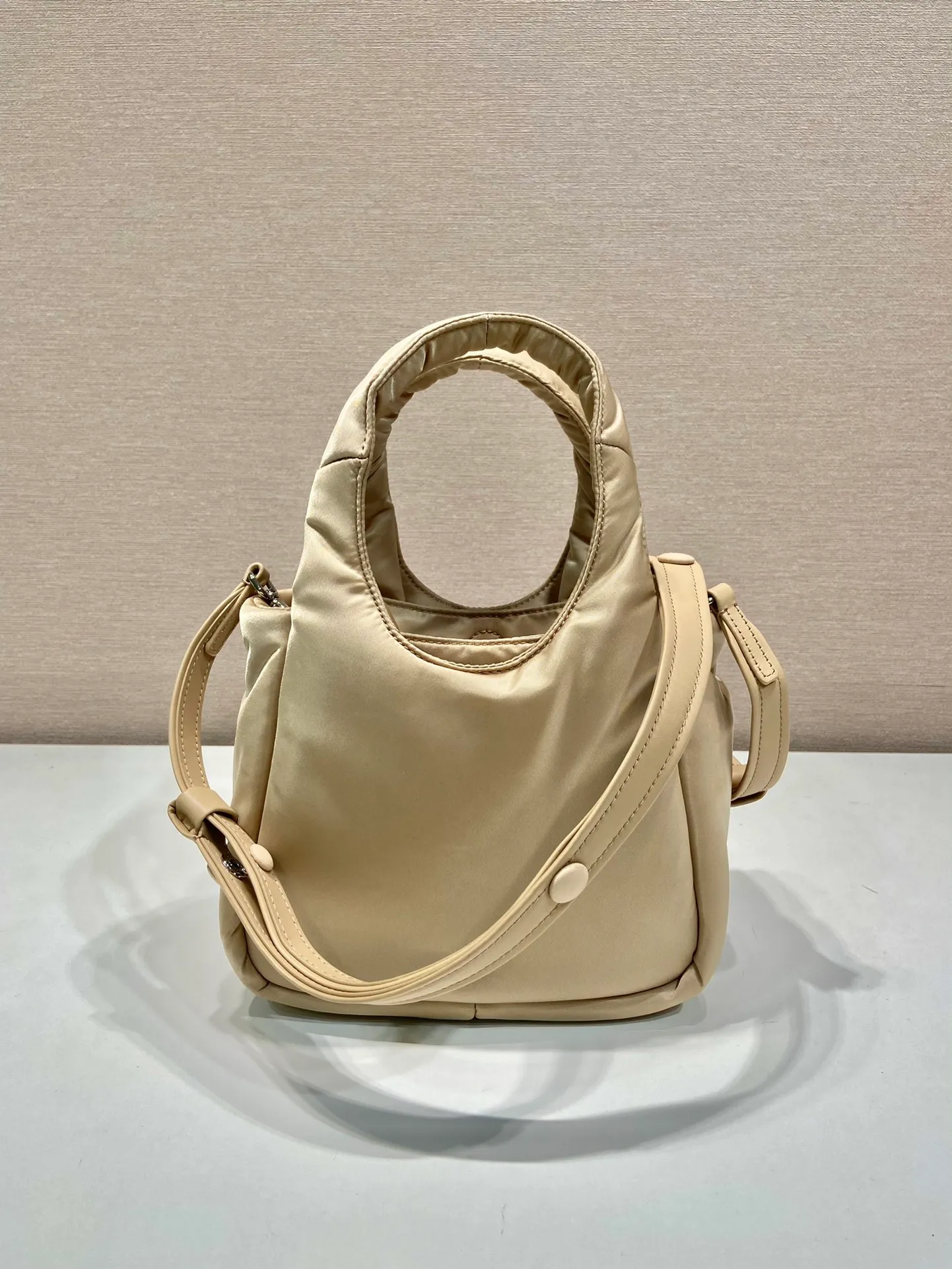 💰1060🎉Mini Tote Bag🎉1BA359 Nylon Fabric🎉🎉 This tote bag style handbag is made of imported nylon fabric, simple and very soft to the touch, casual and fashionable, with double handles and magnetic buckles. Open the bag to reveal the nylon lining and three compartments. The space capacity is very large and lightweight🎉🎉Can be carried on the shoulder🎉🎉If you like babies, hurry up and get it🎉🎉 Length 19x Height 16x Bottom 10cm🎉🎉🎉🍊🍊🍊