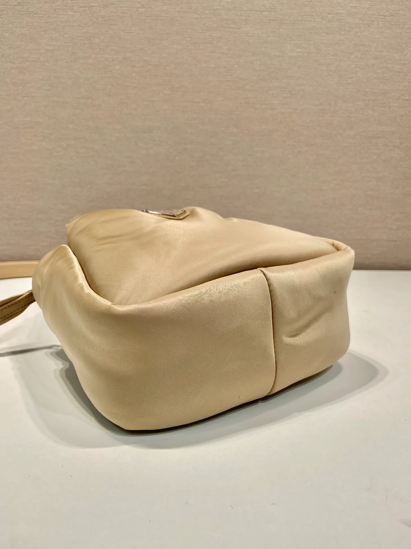 💰1060🎉Mini Tote Bag🎉1BA359 Nylon Fabric🎉🎉 This tote bag style handbag is made of imported nylon fabric, simple and very soft to the touch, casual and fashionable, with double handles and magnetic buckles. Open the bag to reveal the nylon lining and three compartments. The space capacity is very large and lightweight🎉🎉Can be carried on the shoulder🎉🎉If you like babies, hurry up and get it🎉🎉 Length 19x Height 16x Bottom 10cm🎉🎉🎉🍊🍊🍊