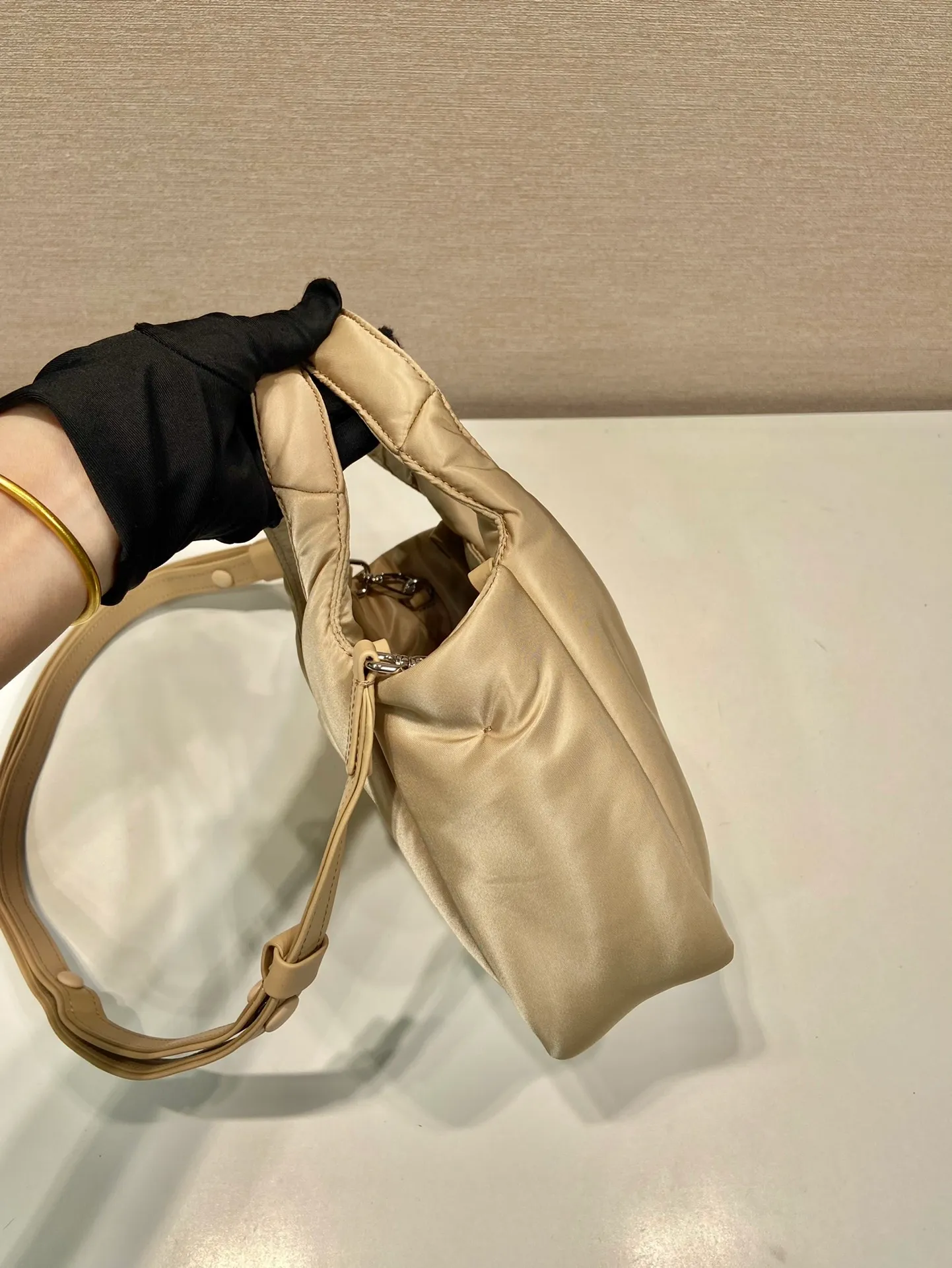 💰1060🎉Mini Tote Bag🎉1BA359 Nylon Fabric🎉🎉 This tote bag style handbag is made of imported nylon fabric, simple and very soft to the touch, casual and fashionable, with double handles and magnetic buckles. Open the bag to reveal the nylon lining and three compartments. The space capacity is very large and lightweight🎉🎉Can be carried on the shoulder🎉🎉If you like babies, hurry up and get it🎉🎉 Length 19x Height 16x Bottom 10cm🎉🎉🎉🍊🍊🍊