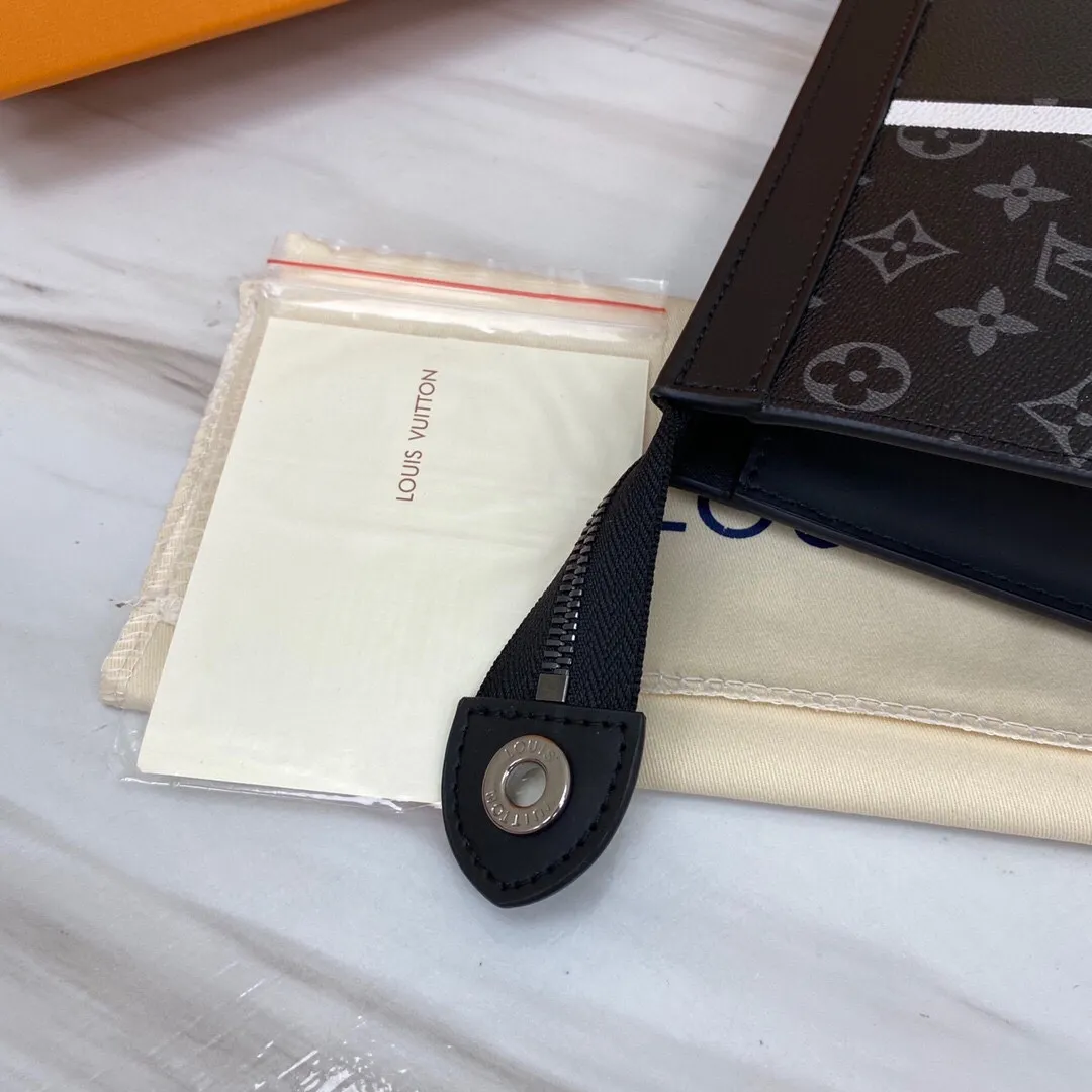 P¥360👉nfc dynamic chip version👈[Top original order, all steel hardware] Original factory opening version M64440 stripes! This Pochette Voyage, designed in collaboration with Japanese designer Hiroshi Fujiwara, combines the brand's traditional elements - the Monogram pattern - with modern and exquisite details - two reflective stripes and one black stripe, diamond trim, pocket stitching - both fashionable and dynamic. This medium-sized Pochette Voyage handbag can be placed in a bag or held in the hand. The bag has ample interior volume and is designed with support panels for easy access to personal items. Size: 27×20×3cm with gift box