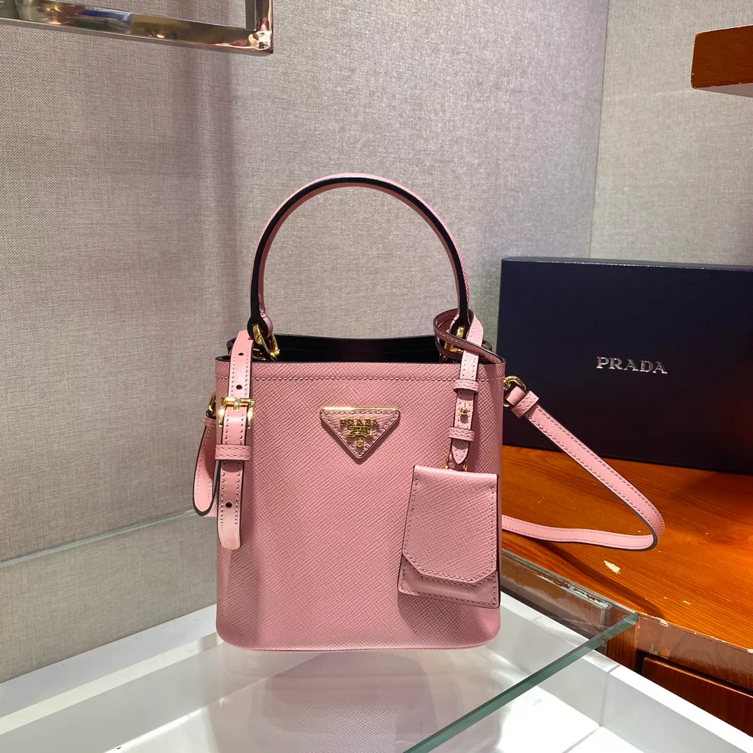 💰1700🔆Exclusive first launch🔆1BA217 mini size new color💋Original item🤙🤙Made of imported Saffiano leather material, removable shoulder strap, leather nameplate and metal logo complement each other. Leather-covered center pocket with magnetic closure Saffiano leather triangle logo Contrast nappa leather lining, this Double handbag is elegant, eye-catching and unique, and it is a popular style🙋🏻🙋🏻Length 17x Height 18X Bottom 10.5