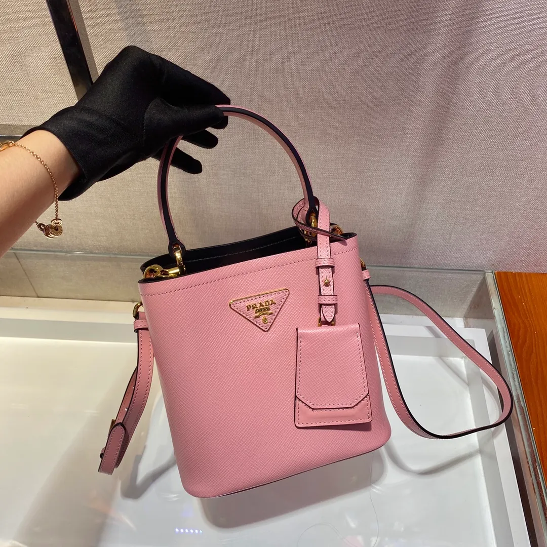 💰1700🔆Exclusive first launch🔆1BA217 mini size new color💋Original item🤙🤙Made of imported Saffiano leather material, removable shoulder strap, leather nameplate and metal logo complement each other. Leather-covered center pocket with magnetic closure Saffiano leather triangle logo Contrast nappa leather lining, this Double handbag is elegant, eye-catching and unique, and it is a popular style🙋🏻🙋🏻Length 17x Height 18X Bottom 10.5