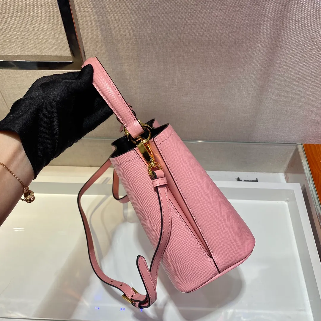 💰1700🔆Exclusive first launch🔆1BA217 mini size new color💋Original item🤙🤙Made of imported Saffiano leather material, removable shoulder strap, leather nameplate and metal logo complement each other. Leather-covered center pocket with magnetic closure Saffiano leather triangle logo Contrast nappa leather lining, this Double handbag is elegant, eye-catching and unique, and it is a popular style🙋🏻🙋🏻Length 17x Height 18X Bottom 10.5