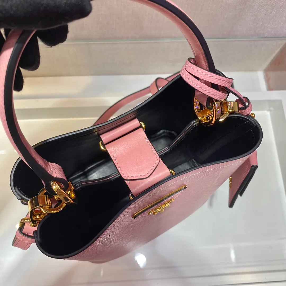 💰1700🔆Exclusive first launch🔆1BA217 mini size new color💋Original item🤙🤙Made of imported Saffiano leather material, removable shoulder strap, leather nameplate and metal logo complement each other. Leather-covered center pocket with magnetic closure Saffiano leather triangle logo Contrast nappa leather lining, this Double handbag is elegant, eye-catching and unique, and it is a popular style🙋🏻🙋🏻Length 17x Height 18X Bottom 10.5