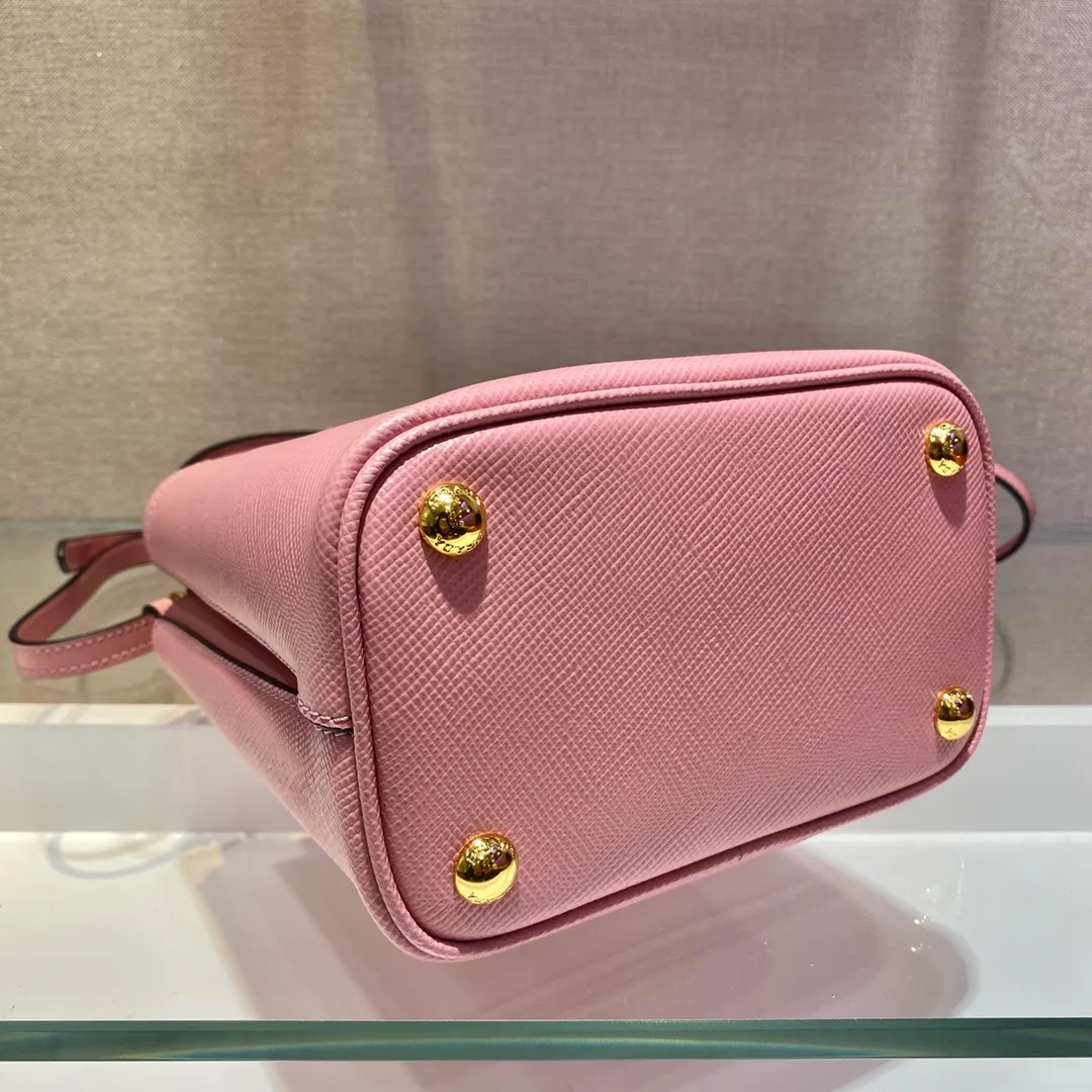 💰1700🔆Exclusive first launch🔆1BA217 mini size new color💋Original item🤙🤙Made of imported Saffiano leather material, removable shoulder strap, leather nameplate and metal logo complement each other. Leather-covered center pocket with magnetic closure Saffiano leather triangle logo Contrast nappa leather lining, this Double handbag is elegant, eye-catching and unique, and it is a popular style🙋🏻🙋🏻Length 17x Height 18X Bottom 10.5