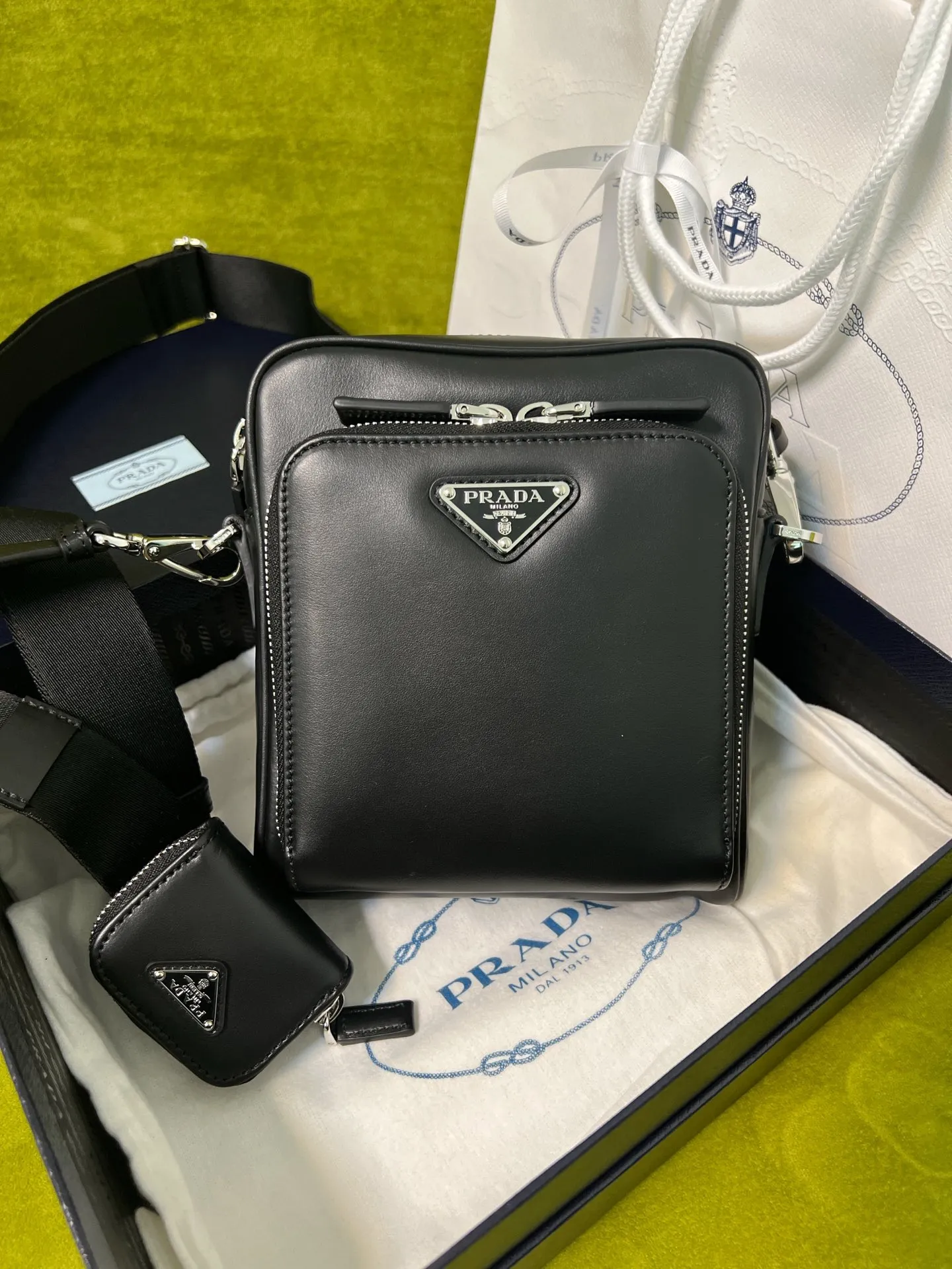 💰1700✨New product launch✨23 The latest all-leather messenger bag 2VH168 has a low-key luxury minimalist style. Craftsmanship of exquisite calfskin. Classic triangle logo on the front. Zipper closure with built-in pockets. Adjustable nylon and leather shoulder straps. Equipped with exquisite small bag charms. Highlights unique temperament, versatile and casual. Multiple pockets meet exquisite storage needs. Size: 18.5*16*5cm black