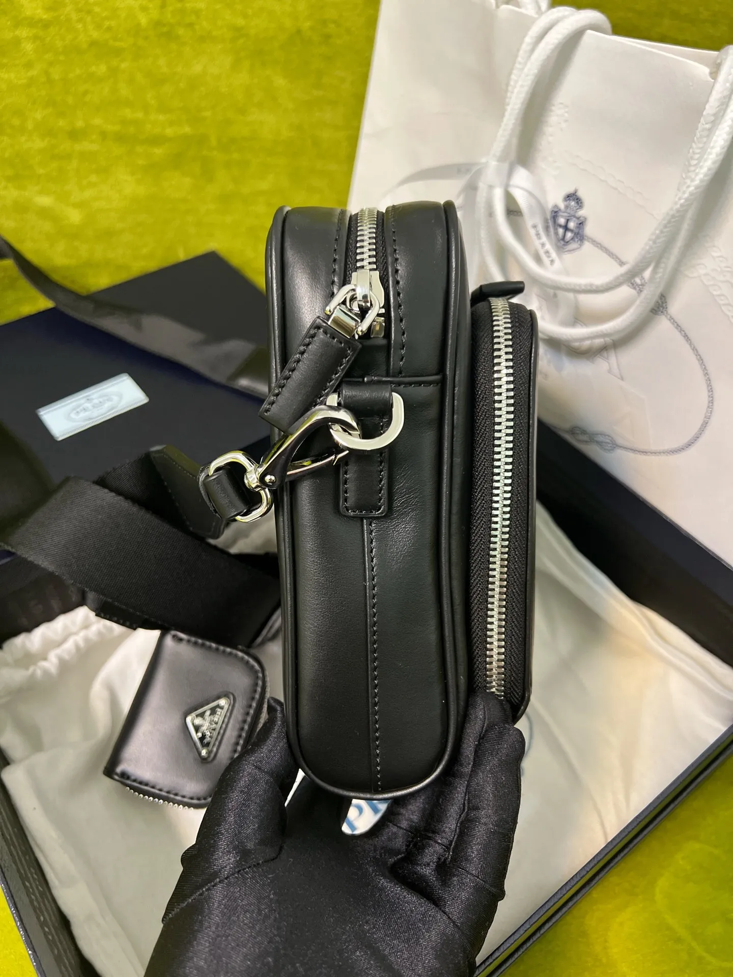 💰1700✨New product launch✨23 The latest all-leather messenger bag 2VH168 has a low-key luxury minimalist style. Craftsmanship of exquisite calfskin. Classic triangle logo on the front. Zipper closure with built-in pockets. Adjustable nylon and leather shoulder straps. Equipped with exquisite small bag charms. Highlights unique temperament, versatile and casual. Multiple pockets meet exquisite storage needs. Size: 18.5*16*5cm black