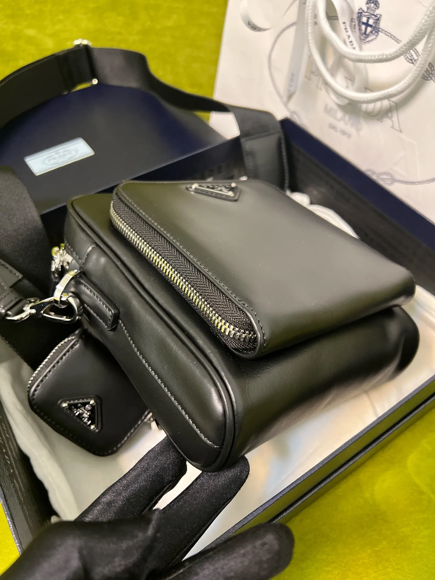 💰1700✨New product launch✨23 The latest all-leather messenger bag 2VH168 has a low-key luxury minimalist style. Craftsmanship of exquisite calfskin. Classic triangle logo on the front. Zipper closure with built-in pockets. Adjustable nylon and leather shoulder straps. Equipped with exquisite small bag charms. Highlights unique temperament, versatile and casual. Multiple pockets meet exquisite storage needs. Size: 18.5*16*5cm black