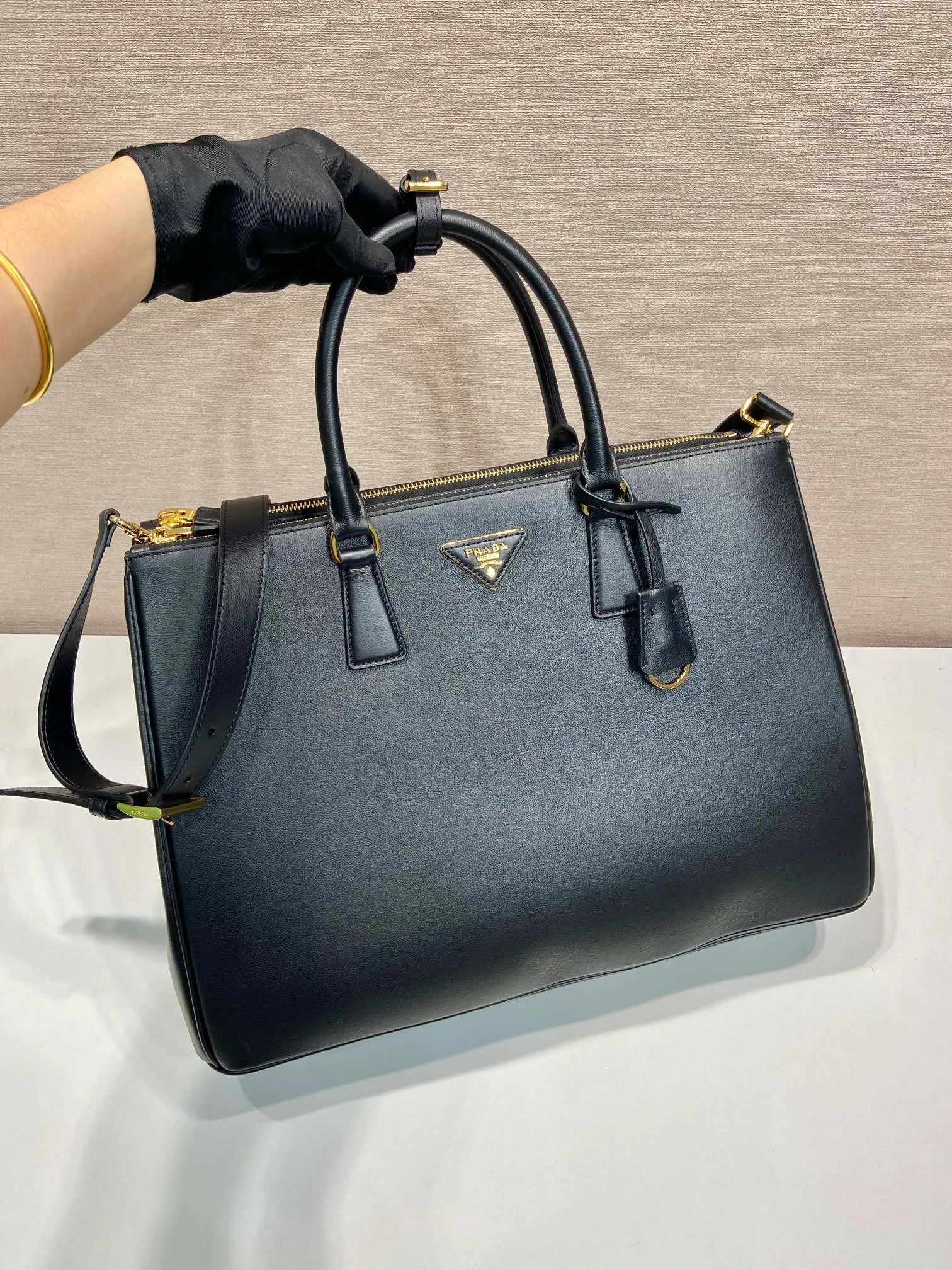 💰2200🎉New killer bag🎉1BA802 extra large plain style🎉🎉 This classic popular style is designed with new material calfskin and lambskin inside🎉🎉Featuring classic three compartments and gold metal hardware accessories, Equipped with a detachable calfskin long shoulder strap, it can be carried by hand or on the shoulder. It is practical and fashionable. Baby, hurry up and get it🎉🎉 Length 40x Height 28x Bottom 17cm🎉🎉🎉💰💰💰