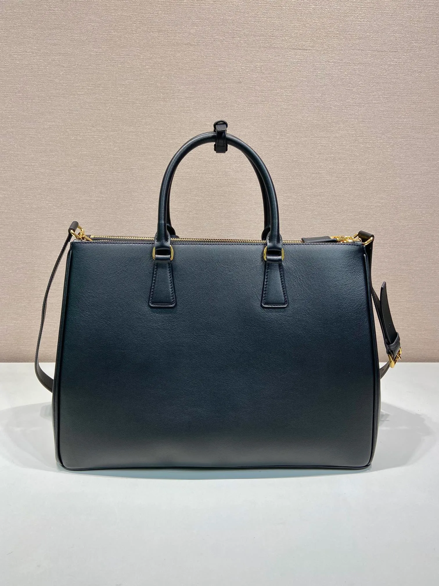 💰2200🎉New killer bag🎉1BA802 extra large plain style🎉🎉 This classic popular style is designed with new material calfskin and lambskin inside🎉🎉Featuring classic three compartments and gold metal hardware accessories, Equipped with a detachable calfskin long shoulder strap, it can be carried by hand or on the shoulder. It is practical and fashionable. Baby, hurry up and get it🎉🎉 Length 40x Height 28x Bottom 17cm🎉🎉🎉💰💰💰