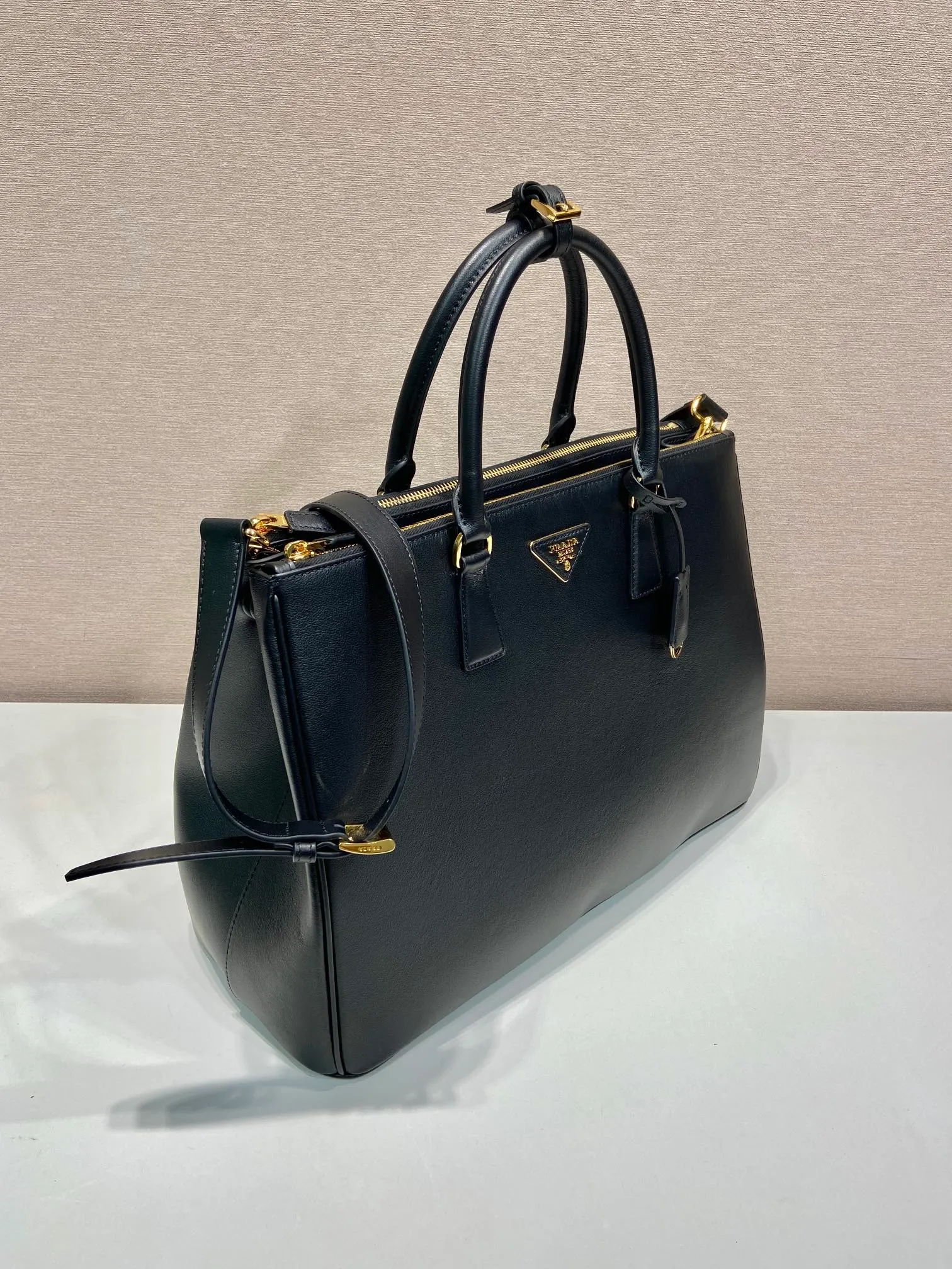 💰2200🎉New killer bag🎉1BA802 extra large plain style🎉🎉 This classic popular style is designed with new material calfskin and lambskin inside🎉🎉Featuring classic three compartments and gold metal hardware accessories, Equipped with a detachable calfskin long shoulder strap, it can be carried by hand or on the shoulder. It is practical and fashionable. Baby, hurry up and get it🎉🎉 Length 40x Height 28x Bottom 17cm🎉🎉🎉💰💰💰
