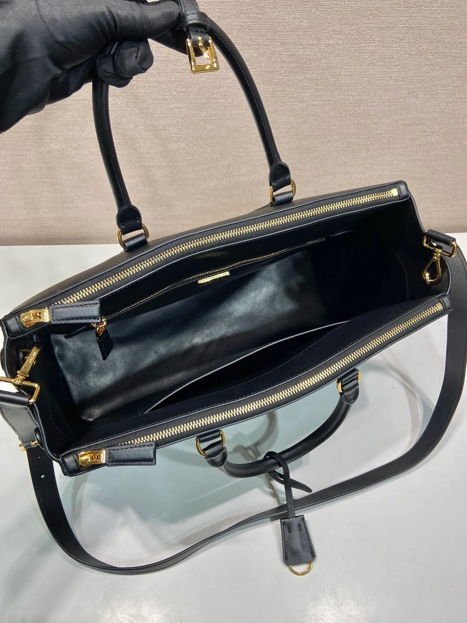 💰2200🎉New killer bag🎉1BA802 extra large plain style🎉🎉 This classic popular style is designed with new material calfskin and lambskin inside🎉🎉Featuring classic three compartments and gold metal hardware accessories, Equipped with a detachable calfskin long shoulder strap, it can be carried by hand or on the shoulder. It is practical and fashionable. Baby, hurry up and get it🎉🎉 Length 40x Height 28x Bottom 17cm🎉🎉🎉💰💰💰