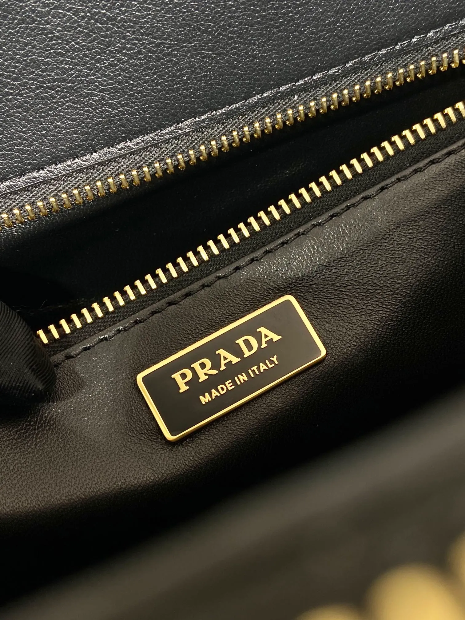 💰2200🎉New killer bag🎉1BA802 extra large plain style🎉🎉 This classic popular style is designed with new material calfskin and lambskin inside🎉🎉Featuring classic three compartments and gold metal hardware accessories, Equipped with a detachable calfskin long shoulder strap, it can be carried by hand or on the shoulder. It is practical and fashionable. Baby, hurry up and get it🎉🎉 Length 40x Height 28x Bottom 17cm🎉🎉🎉💰💰💰