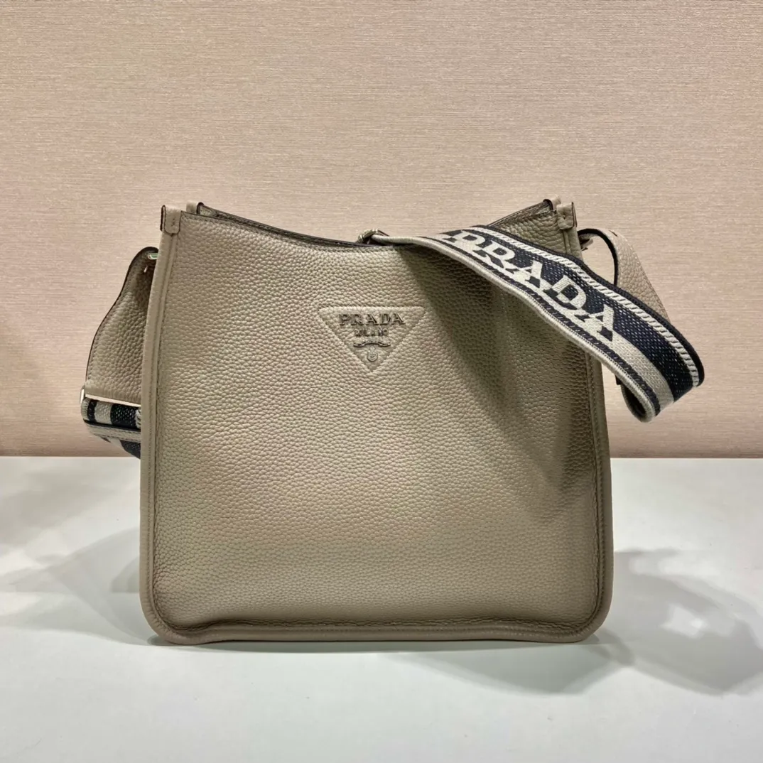 💰1840👏New fabric cross-body bag👏1BC073/large tote bag This leather mini shoulder bag has a simple design. A metallic triangle logo on the front adds signature tone. Equipped with detachable/adjustable logo printed webbing, the upper body effect is very beautiful😘😘highlighting its modern style. High fashion is the main fashion for daily matching. Hurry up and get it, it’s so beautiful👏👏 Length 30xH 28xH 12cm👏