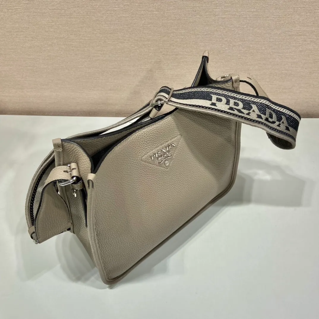 💰1840👏New fabric cross-body bag👏1BC073/large tote bag This leather mini shoulder bag has a simple design. A metallic triangle logo on the front adds signature tone. Equipped with detachable/adjustable logo printed webbing, the upper body effect is very beautiful😘😘highlighting its modern style. High fashion is the main fashion for daily matching. Hurry up and get it, it’s so beautiful👏👏 Length 30xH 28xH 12cm👏