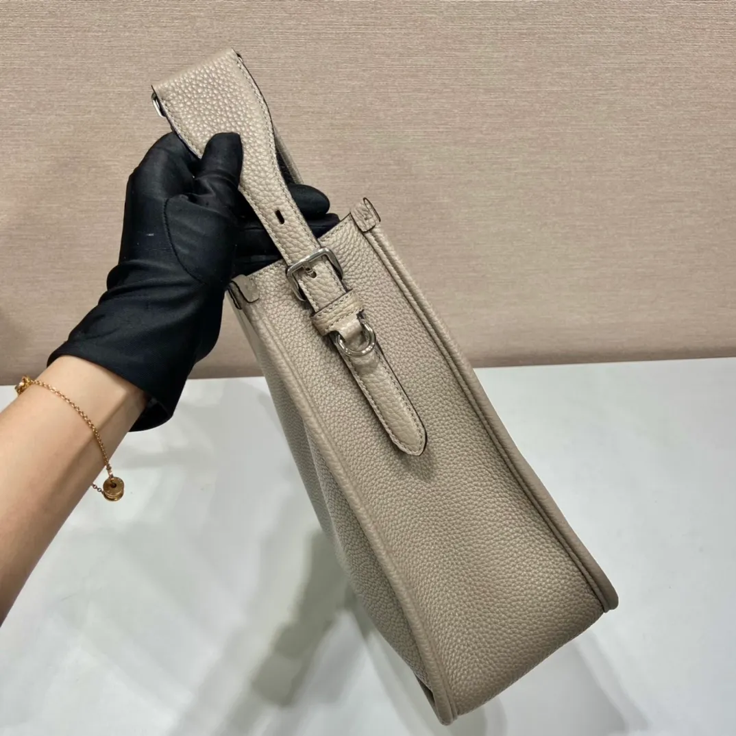 💰1840👏New fabric cross-body bag👏1BC073/large tote bag This leather mini shoulder bag has a simple design. A metallic triangle logo on the front adds signature tone. Equipped with detachable/adjustable logo printed webbing, the upper body effect is very beautiful😘😘highlighting its modern style. High fashion is the main fashion for daily matching. Hurry up and get it, it’s so beautiful👏👏 Length 30xH 28xH 12cm👏