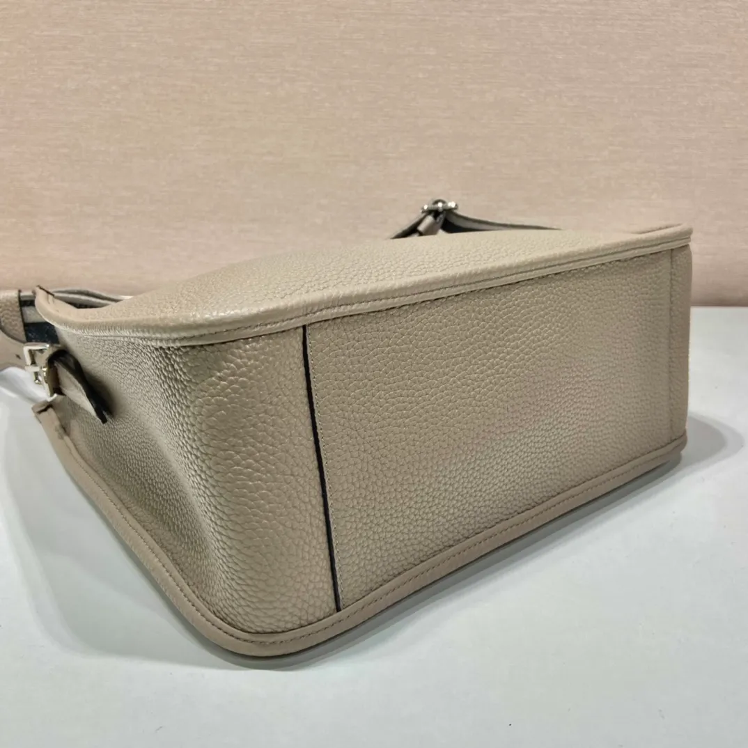 💰1840👏New fabric cross-body bag👏1BC073/large tote bag This leather mini shoulder bag has a simple design. A metallic triangle logo on the front adds signature tone. Equipped with detachable/adjustable logo printed webbing, the upper body effect is very beautiful😘😘highlighting its modern style. High fashion is the main fashion for daily matching. Hurry up and get it, it’s so beautiful👏👏 Length 30xH 28xH 12cm👏