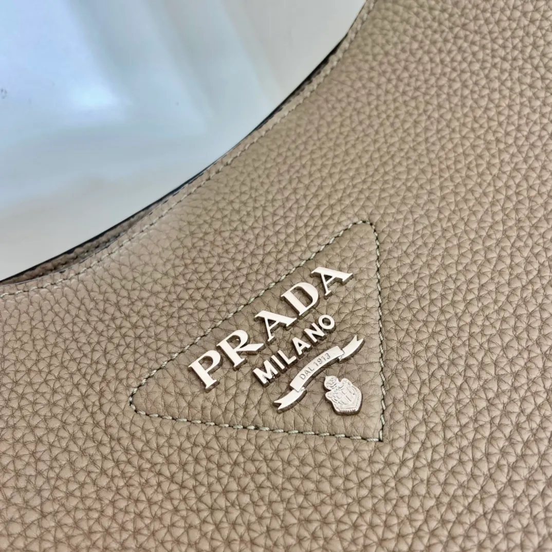 💰1840👏New fabric cross-body bag👏1BC073/large tote bag This leather mini shoulder bag has a simple design. A metallic triangle logo on the front adds signature tone. Equipped with detachable/adjustable logo printed webbing, the upper body effect is very beautiful😘😘highlighting its modern style. High fashion is the main fashion for daily matching. Hurry up and get it, it’s so beautiful👏👏 Length 30xH 28xH 12cm👏