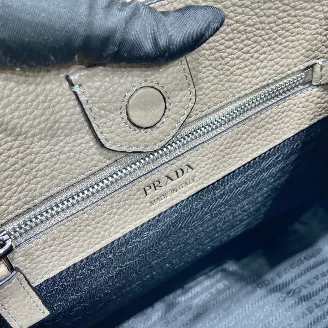💰1840👏New fabric cross-body bag👏1BC073/large tote bag This leather mini shoulder bag has a simple design. A metallic triangle logo on the front adds signature tone. Equipped with detachable/adjustable logo printed webbing, the upper body effect is very beautiful😘😘highlighting its modern style. High fashion is the main fashion for daily matching. Hurry up and get it, it’s so beautiful👏👏 Length 30xH 28xH 12cm👏